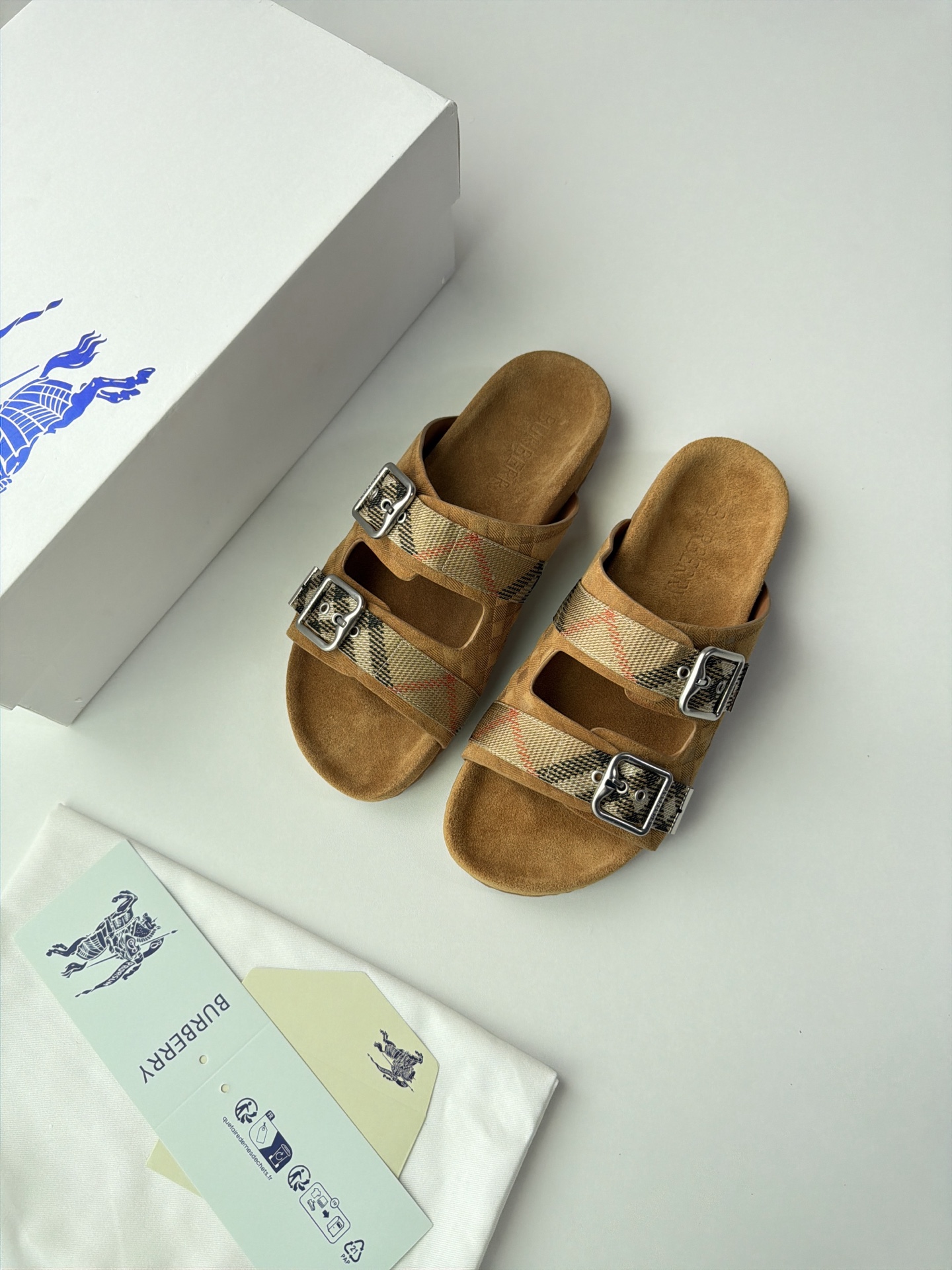 NO:834726,Burberry plaid double-button Birkenstock style slippers, a classic 'Birkenstock shoe shape', with Burberry's iconic Vintage plaid webbing and adjustable metal square buckle, taking into account the retro feel and recognition, and are also a very popular 'lazy shoe' style in spring and summer. Size 39-45 (38 46 custom-made) Colors light beige, caramel camel, khaki gray, black velvet, black leather, burberry, slippers19860909Burberry 格纹双扣勃肯风拖鞋,经典的“勃肯鞋型”,搭配了Burberry标志性的Vintage格纹织带和可调节金属方扣,兼顾了复古感和辨识度,也是春夏非常热门的“懒人鞋”款式. 码数39-45（38 46订做） 颜色浅米色、焦糖驼、卡其灰、黑绒、黑皮,,burberry,slippers,Men's shoes