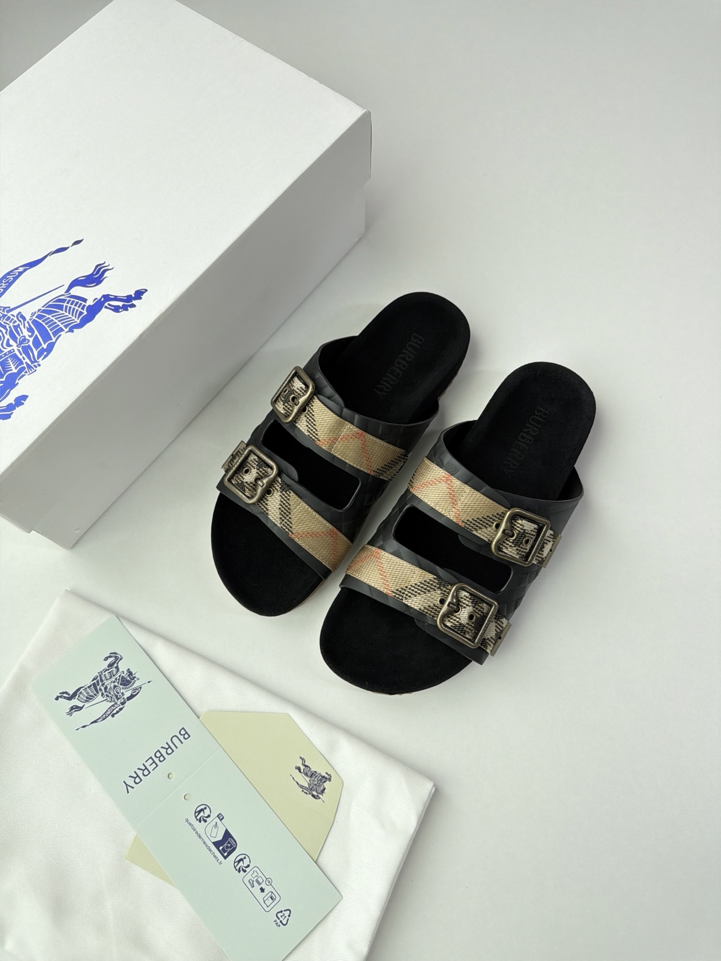 NO:834733,Burberry plaid double-button Birkenstock style slippers, a classic 'Birkenstock shoe shape', with Burberry's iconic Vintage plaid webbing and adjustable metal square buckle, taking into account the retro feel and recognition, and are also a very popular 'lazy shoe' style in spring and summer. Size 39-45 (38 46 custom-made) Colors light beige, caramel camel, khaki gray, black velvet, black leather, burberry, slippers19860909Burberry 格纹双扣勃肯风拖鞋,经典的“勃肯鞋型”,搭配了Burberry标志性的Vintage格纹织带和可调节金属方扣,兼顾了复古感和辨识度,也是春夏非常热门的“懒人鞋”款式. 码数39-45（38 46订做） 颜色浅米色、焦糖驼、卡其灰、黑绒、黑皮,,burberry,slippers,Men's shoes