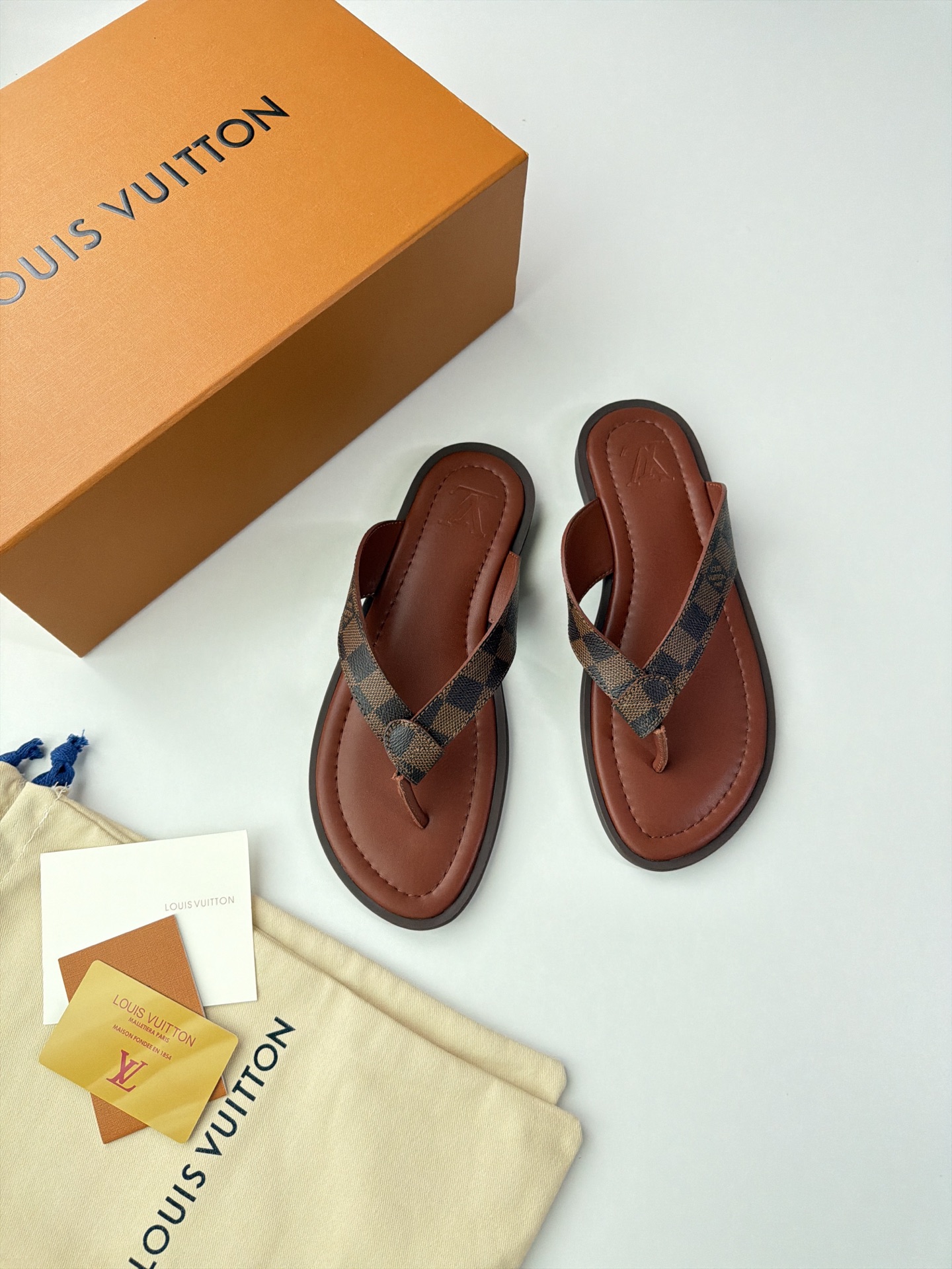 NO:834740,The L family flip flop style uniformly uses a leather footbed with an embossed V logo, and is paired with the iconic canvas or leather laces, taking into account both recognition and comfort. It is a popular choice for summer leisure and vacation. It has a retro feel. Size 39-45 Colors: brown flower, black flower, black, brown, gray blue,,, Louis Vuitton19860909L家人字拖款式,统一采用了压印V标识的皮革鞋床,搭配标志性的帆布或皮革鞋带,兼顾了辨识度和舒适度,是夏日休闲、度假的热门选择.复古感拉满. 码数39-45  颜色棕花、黑花、黑色、棕色、灰兰、,,louis vuitton,Men's shoes