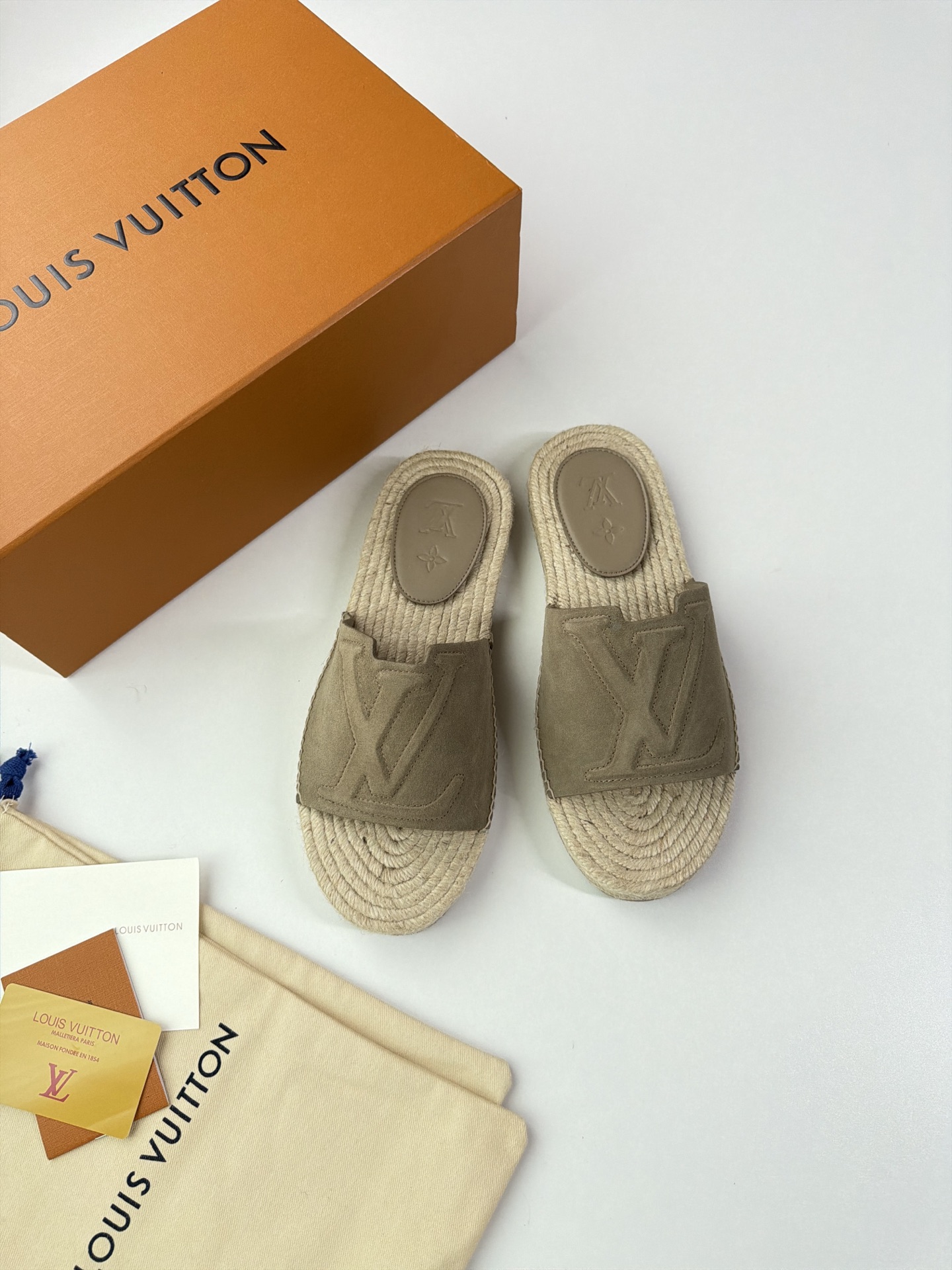 NO:834747,L family straw fisherman slippers, the iconic element is embossed with the three-dimensional V letter logo on the upper for full recognition, and the footbed is made of natural jute, which has a holiday atmosphere, is breathable, lightweight, and light on the feet without burden. The heelless style is easy to put on and take off, which is good news for lazy people in summer. Size 39-45 Colors: olive green, dark brown, black, caramel brown, light brown, navy blue, khaki gray, Louis  vuitton,slippers,espadrilles,espadrilles19860909L家草编渔夫拖鞋,标志性元素鞋面压印了立体V字母标识辨识度拉满,鞋床采用天然黄麻编织而成,自带度假氛围透气轻便上脚轻盈无负担.一脚蹬的无后跟款式,穿脱非常方便,是夏日懒人福音. 码数39-45  颜色橄榄绿、深棕、黑色、焦糖棕、浅棕、藏蓝、卡其灰,,louis vuitton,slippers,espadrilles,espadrilles,Men's shoes