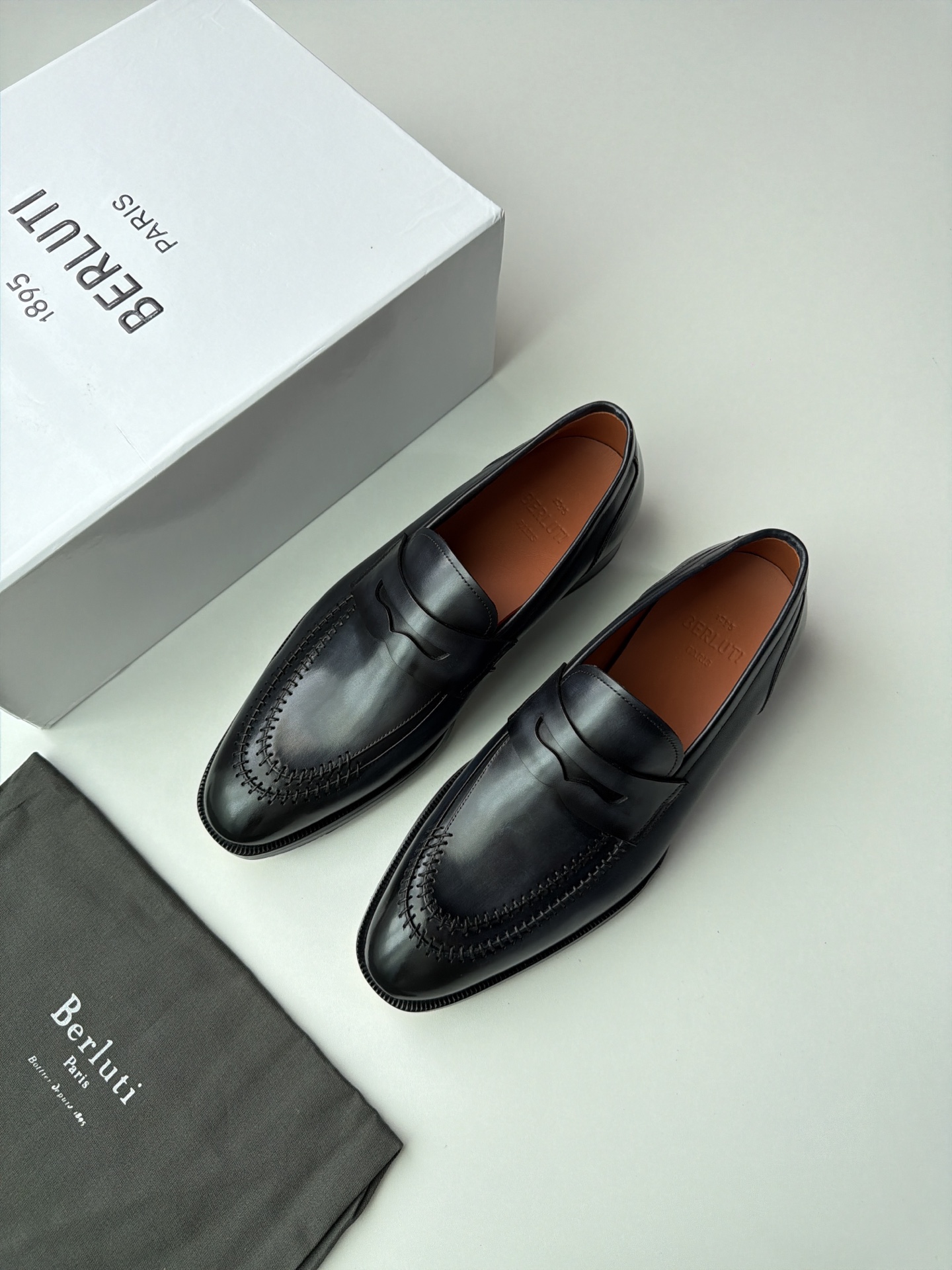 NO:853509,Berluti's classic Penny Loafer style, with laceless slip-on design, has an elegant and relaxed feel, taking into account both formal and casual occasions. The hand-stitching and exquisite carvings on the shoe body are a reflection of Berluti's advanced craftsmanship. Patina hand-rubbing process, the color is hand-dyed, making each pair unique. Size 39-45 (38 46 custom-made)  Color dark brown lines, soot black lines, brown rub color, black blue rub color, loafers19860909Berluti 经典的 Penny Loafer（便士乐福鞋） 款式,无鞋带的套脚设计,自带优雅松弛感,兼顾正式与休闲场合.鞋身的手工缝线与精致雕花,是 Berluti 高级工艺的体现.Patina手工擦色工艺,颜色是手工晕染出来的,每一双都独一无二. 码数39-45（38 46订做）  颜色深棕纹,烟灰黑纹、棕擦色,黑兰擦色,,loafers,Men's shoes