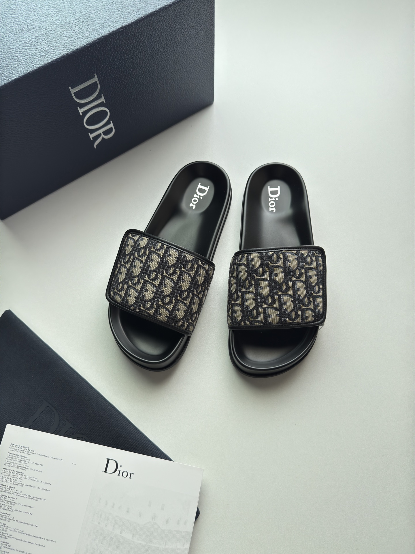 NO:889095,Di～r Aqua sandals are a new product in the men's series, combining modern style and classic design. The upper is made of presbyopic Oblique printed fabric with adjustable padded Velcro wide straps to enhance the style. With notched leather and rubber soles, it can be easily matched with various casual outfits. Size 38-46, colors presbyopic, black,,sandals19860909Di～r Aqua 凉鞋 男装系列新品,融合摩登风范与经典设计.老花色 Oblique 印花面料鞋面搭配可调节的加垫魔术贴宽饰带提升格调.搭配凹口皮革和橡胶鞋底,可轻松搭配各式休闲装扮. 码数38-46 颜色老花、黑花,,sandals,Men's shoes