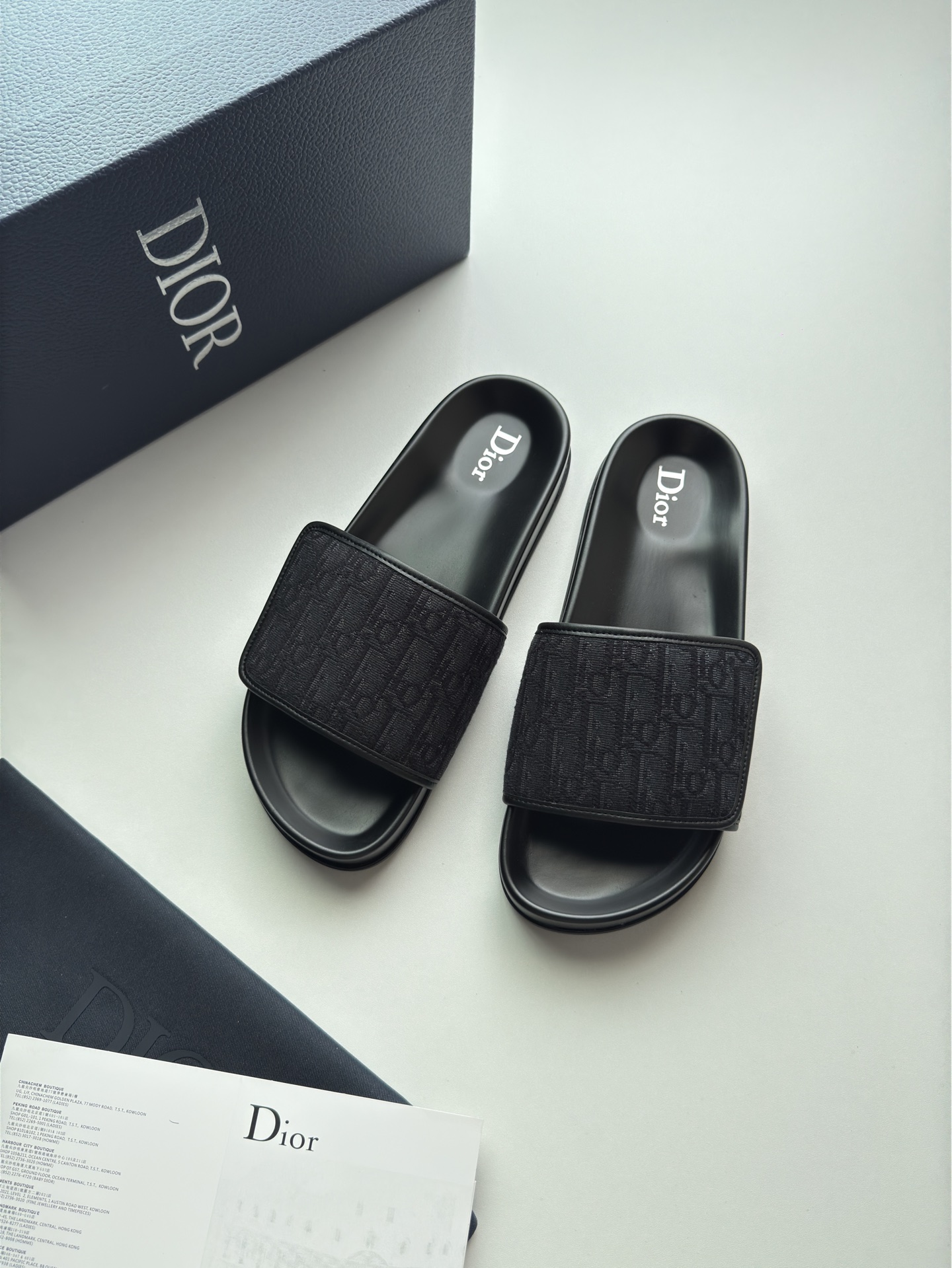NO:888712,Di～r Aqua sandals are a new product in the men's series, combining modern style and classic design. The upper is made of presbyopic Oblique printed fabric with adjustable padded Velcro wide straps to enhance the style. With notched leather and rubber soles, it can be easily matched with various casual outfits. Size 38-46, colors presbyopic, black,,sandals19860909Di～r Aqua 凉鞋 男装系列新品,融合摩登风范与经典设计.老花色 Oblique 印花面料鞋面搭配可调节的加垫魔术贴宽饰带提升格调.搭配凹口皮革和橡胶鞋底,可轻松搭配各式休闲装扮. 码数38-46 颜色老花、黑花,,sandals,Men's shoes