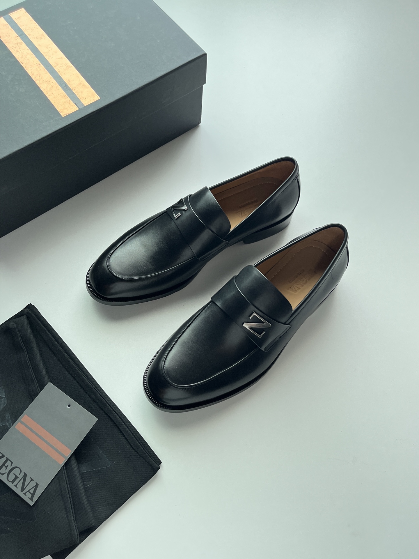 NO:888145,ZEGNA Penny Loafers penny loafers slip-on leather shoes, tongue strap inlaid with silver three-dimensional Z metal logo, hand-made gradient color rubbing process, delicate color luster under dark light, standard texture of formal leather shoes, full cowhide insole, built-in soft elastic buffer layer, slender and narrow last, modified foot shape, not bloated, business formal wear, light luxury commuter shoes. Size 39-44 (38 45 customized)  Color black cow mark, black paint mark, glossy black cow, glossy black paint, glossy blue paint,, loafers, cowhide19860909ZEGNA Penny Loafers便士乐福一脚蹬皮鞋,鞋舌横带镶嵌银色立体Z金属Logo,手工渐变擦色工艺,暗光下有细腻彩色光泽,正装皮鞋标准质感,全牛皮鞋垫,内置软弹缓冲层,修长窄楦,修饰脚型,不臃肿,商务正装、轻奢通勤鞋履. 码数39-44（38 45订做） 颜色黑牛标、黑漆标、光面黑牛,光面黑漆、光面兰漆,,loafers,cowhide,Men's shoes