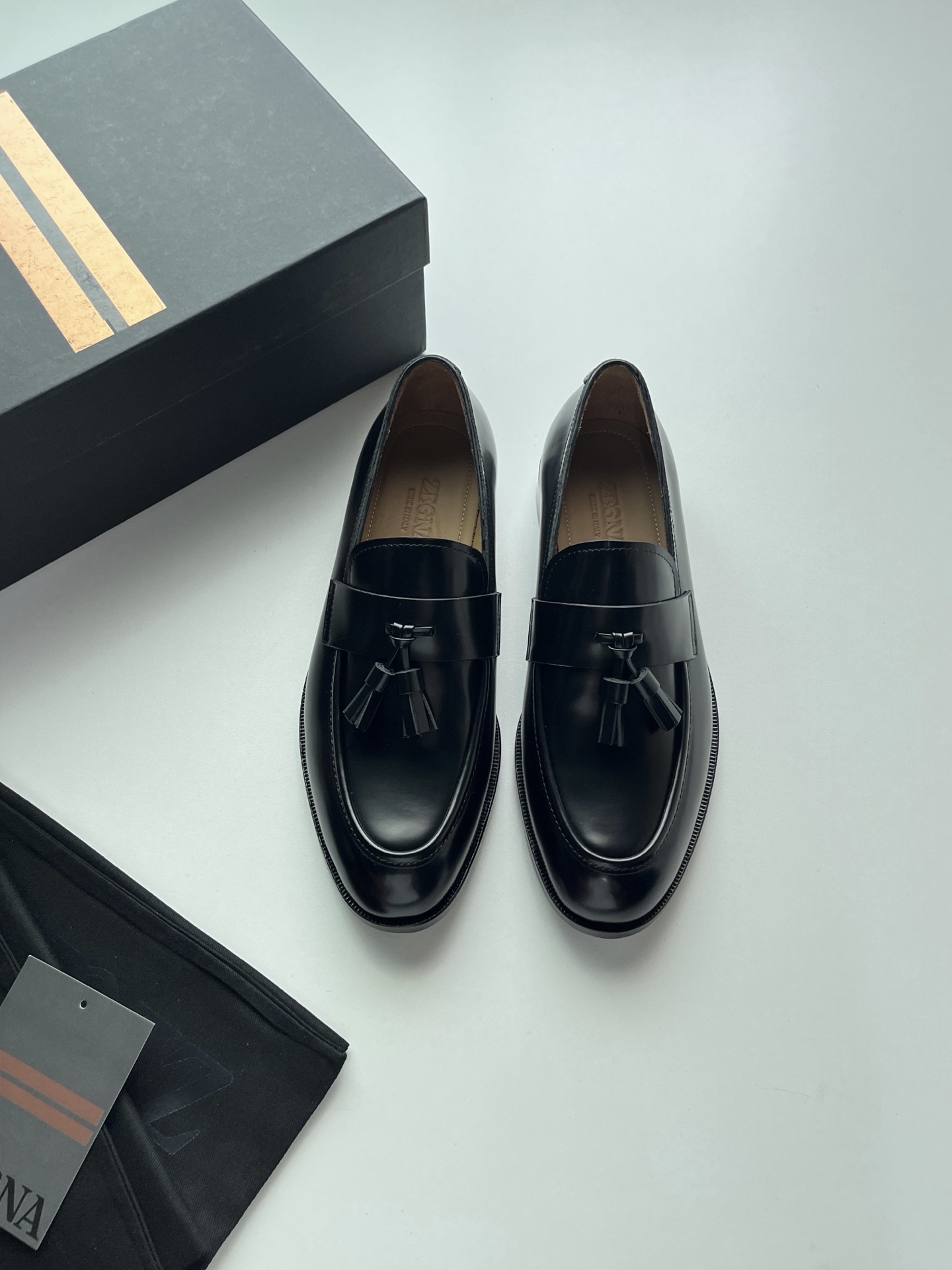 NO:888165,ZEGNA tassel Tassel slip-ons, no lace design, hand-made gradient coloring process, delicate color luster under dark light, standard texture of formal leather shoes, full cowhide insole, built-in soft elastic buffer layer, slender and narrow last, modified foot shape, not bloated, business formal wear, light luxury commuter shoes. Size 39-44 (38 45 customized)  Color carbon brown velvet, black cow, coffee brown cow, black paint, coffee brown paint,, loafers,cowhide19860909ZEGNA流苏Tassel乐福一脚蹬,无鞋带设计,手工渐变擦色工艺,暗光下有细腻彩色光泽,正装皮鞋标准质感,全牛皮鞋垫,内置软弹缓冲层,修长窄楦,修饰脚型,不臃肿,商务正装、轻奢通勤鞋履. 码数39-44（38 45订做） 颜色碳棕绒、黑牛、咖棕牛、黑漆、咖棕漆,,loafers,cowhide,Men's shoes