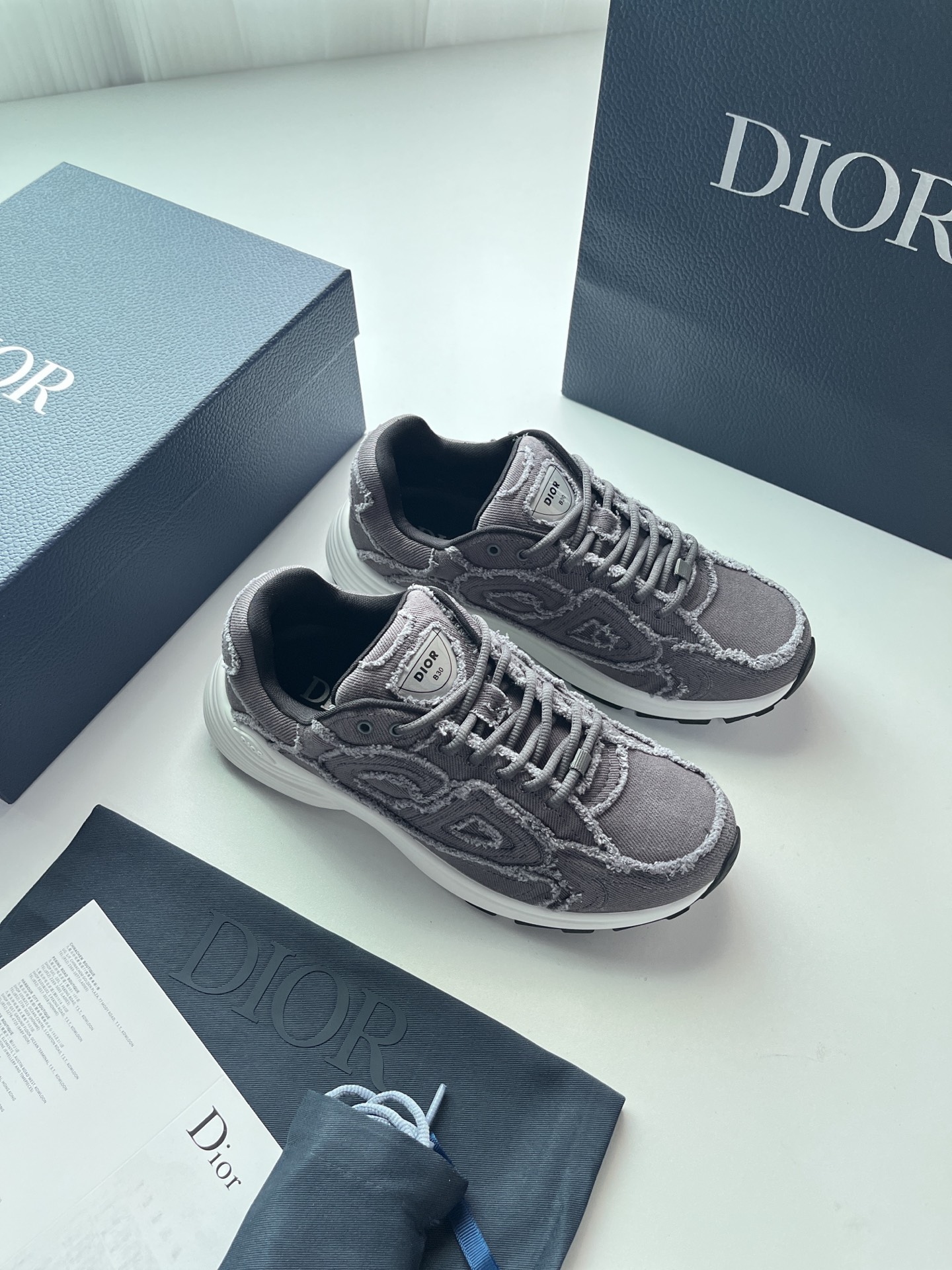 NO:954298,D's new B30 sneakers have become D~or's unique classic new products, fashionable and sporty. The redesigned style is carefully made of suede and other materials, and is decorated with the CD30 logo to enhance the style, highlighting modern style and chic beauty. The tongue and back side are decorated with silver tones Di~r B30 and CD30  Logo. The lightweight textured rubber outsole highlights many distinctive logo details, and the internal elastic strap design creates an ideal comfort effect. It can be matched with a variety of casual items to create a refined look. Size 36-47 (35.47 custom-made, non-refundable),, dior, sneakers19860909D家新款 B30 运动鞋 已成为 D～or 别具一格的经典新品,时尚而富有运动风范.重新设计的款式采用绒面革等材质精心制作,饰以 CD30 标志提升格调,彰显摩登风尚与别致美感.鞋舌和后侧饰以银色调 Di~r B30 和 CD30 标志.轻盈的纹理橡胶外底突显众多特色标志细节,内部弹力饰带设计,打造理想的舒适效果.可与各式休闲单品搭配,打造精致造型. 码数36-47（35.47定做不退换）,,dior,sneakers,Men's shoes