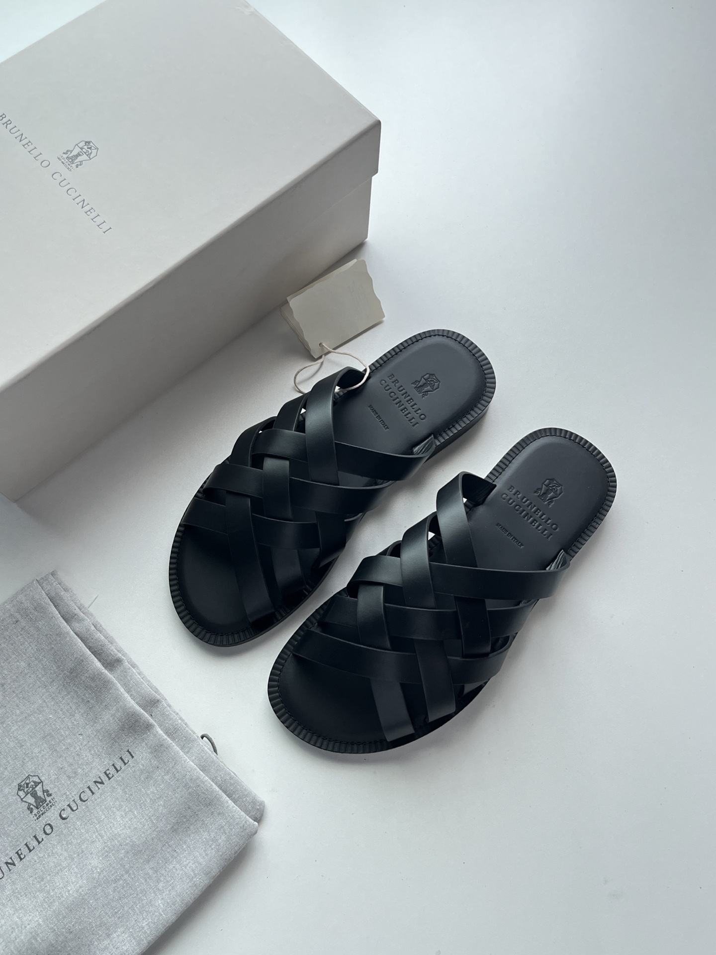 NO:955653,Bc classic cross-woven wide leather strip structure, no heel mule drag style; clean lines, no unnecessary decoration, minimalist and high-end, the upper is made of smooth calfskin, hand-woven; the brand logo is embossed on the footbed, and the edges of the shoe body are finely hemmed; the flat thin sole design takes into account both comfort and sophistication. Size 39-45 (customized for 46) Color black leather, brown leather, burgundy leather Color brown velvet, black velvet, khaki velvet, cowhide19860909Bc经典交叉编织宽皮条结构,无后跟穆勒拖款式；线条利落,没有多余装饰,极简高级,鞋面采用平滑小牛皮,手工编织；鞋床压印品牌logo,鞋身边缘精细锁边；平底薄底设计,兼顾舒适与精致感. 码数39-45（46订做） 颜色黑皮、棕皮、酒红皮  颜色棕绒、黑绒,卡其绒,,cowhide,Men's shoes