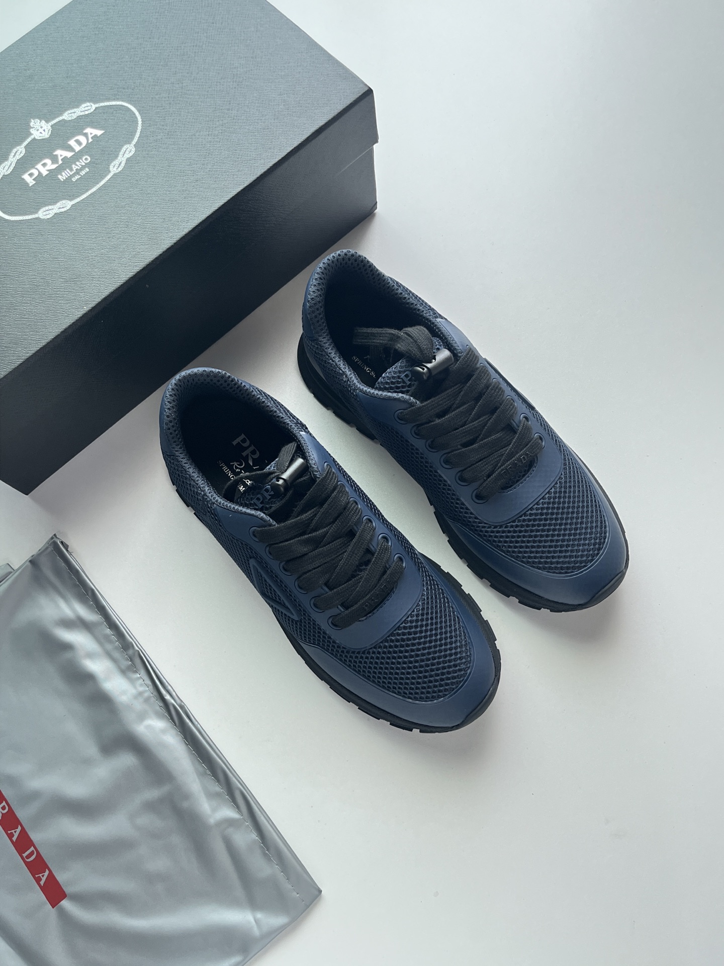 NO:955662,P sneakers are full of sporty energy, practical and modern, with comfortable soles. Reinterpretation of the classic model Prax, decorated with Prada logo and logo laces, the upper is decorated with enameled eyelets, gold metal embossed Prada Logo on the side of the shoe body, Prada on the tongue, Milano embossed logo lightweight sole with embossed pattern, raw rubber caramel color jagged rubber outsole, multi-material contrasting stitching is Prada  The classic design language of the Sport branch is a retro 90s sports style style. Size 39-45. Color: black, gray, blue, white, apricot, prada, sneakers19860909P家运动鞋充满运动活力,实用而现代,搭配舒适的鞋底.重新诠释经典款型Prax,饰以Prada徽标带徽标鞋带,鞋面饰有涂珐琅孔眼,鞋身侧面金色金属压印Prada Logo,鞋舌饰有Prada,Milano压花徽标轻质鞋底带有凹凸纹,生胶焦糖色锯齿橡胶大底,多材质撞色拼接是Prada Sport支线经典设计语言,复古90年代运动风回潮款. 码数39-45 颜色黑色、灰色、蓝色、白色、杏色,,prada,sneakers,Men's shoes