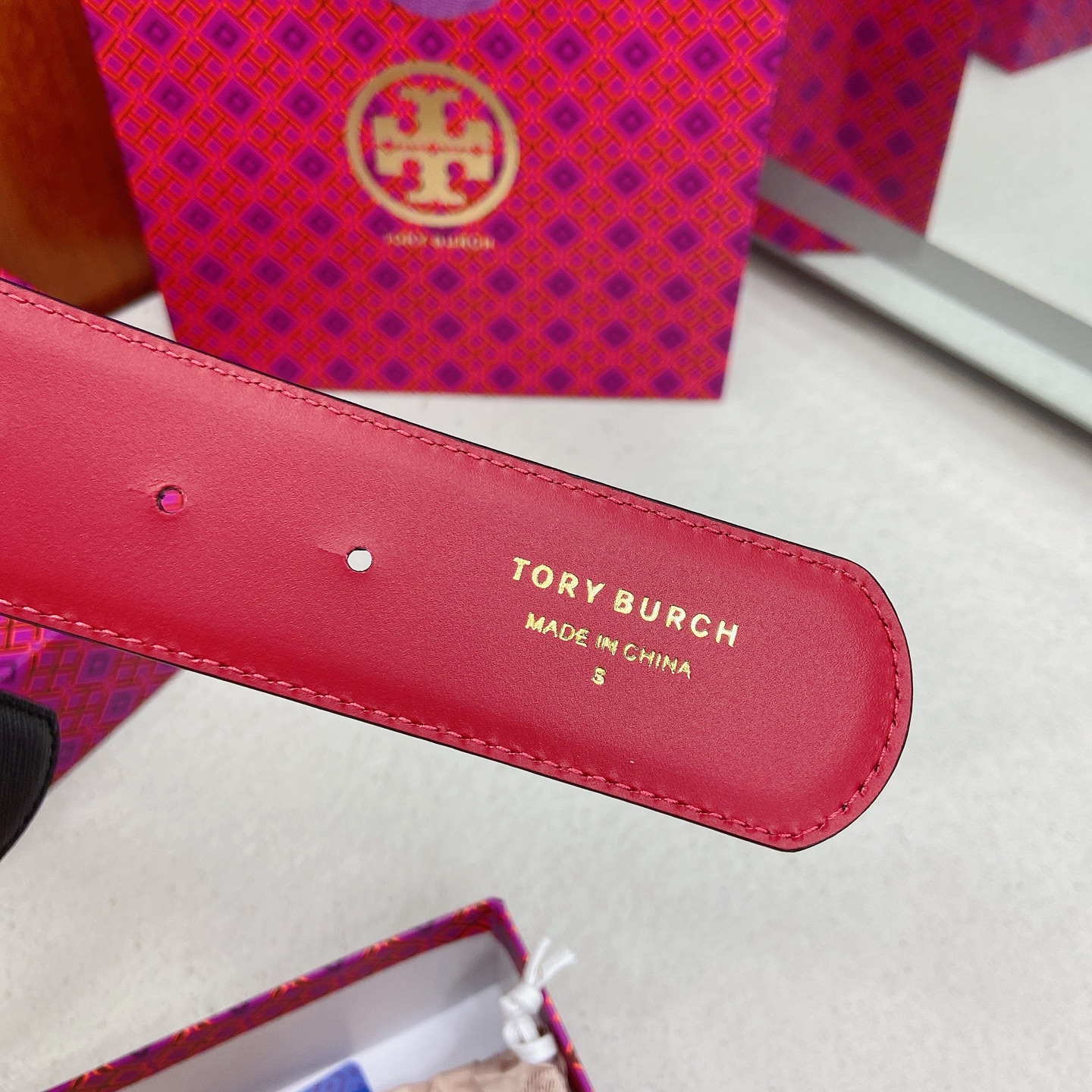Tory Burch 托里.伯奇双面腰带 可调节的标志性圆形双 T Logo 黄铜搭扣-Chinese wholesaler seller Clothes Bags handbags wholesale Shoes High Quatity wholesaler seller Cheap Sneakers from China Factory Chinese suppliers china wholesale clothing wholesaler seller Tory Burch 托里.伯奇双面腰带 可调节的标志性圆形双 T Logo 黄铜搭扣