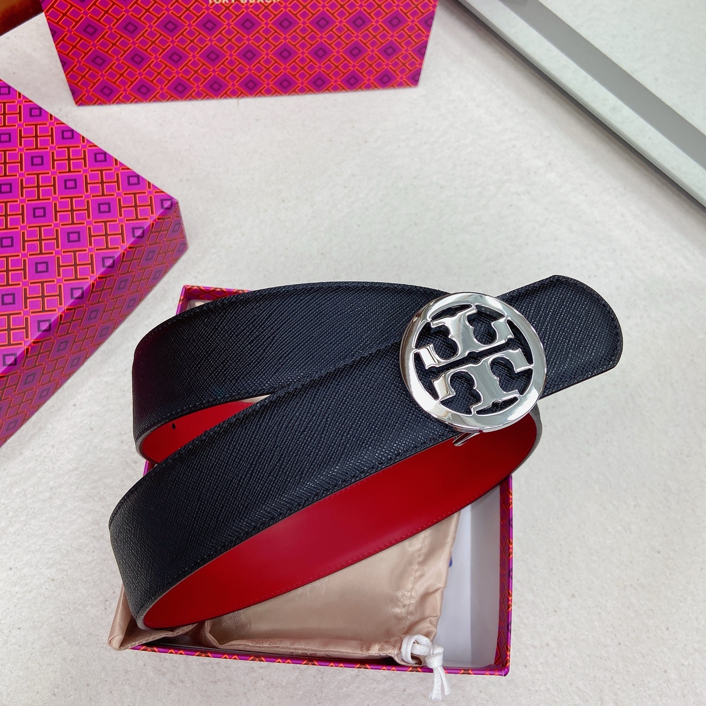 Tory Burch 托里.伯奇双面腰带 可调节的标志性圆形双 T Logo 黄铜搭扣-Chinese wholesaler seller Clothes Bags handbags wholesale Shoes High Quatity wholesaler seller Cheap Sneakers from China Factory Chinese suppliers china wholesale clothing wholesaler seller Tory Burch 托里.伯奇双面腰带 可调节的标志性圆形双 T Logo 黄铜搭扣