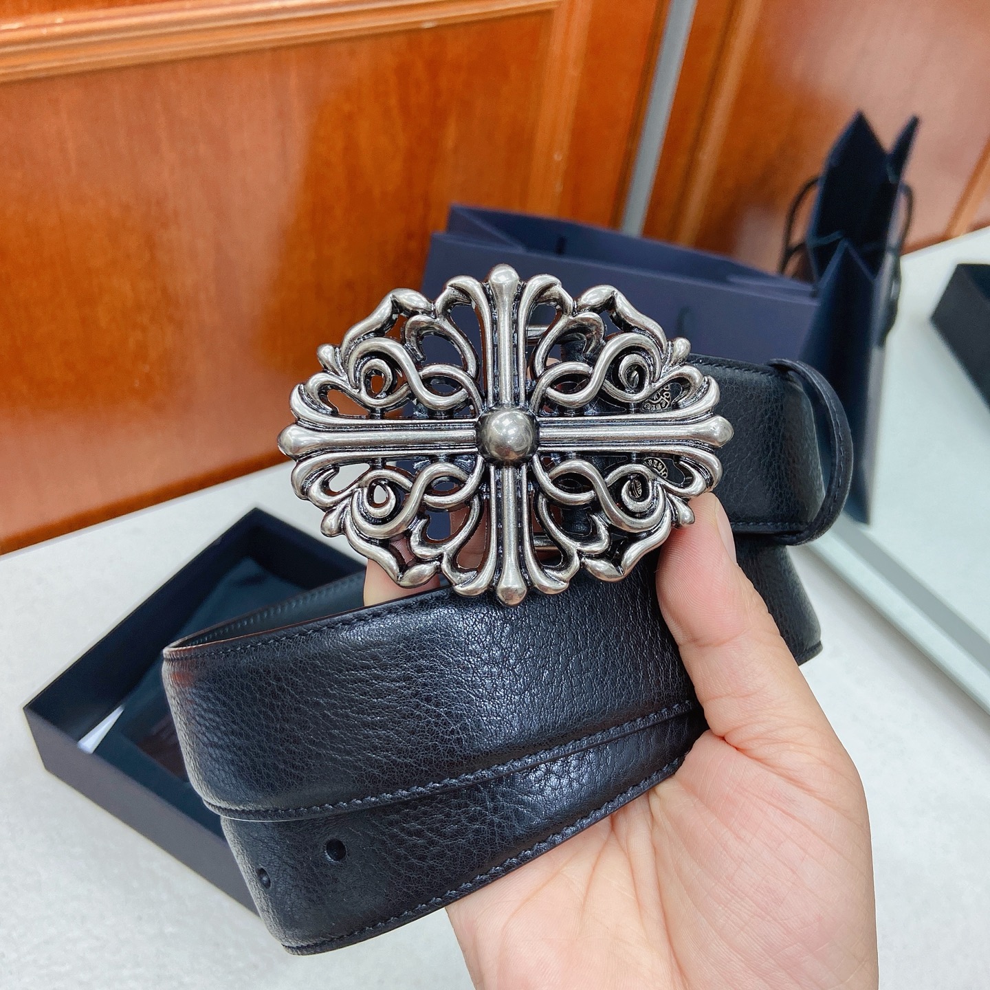 𝐂𝐡𝐫𝐨𝐦𝐞𝐇𝐞𝐚𝐫𝐭𝐬 克罗心腰带。藤蔓十字黄铜镀925银五金搭配原版油蜡头层牛皮，宽度3.8厘米， 