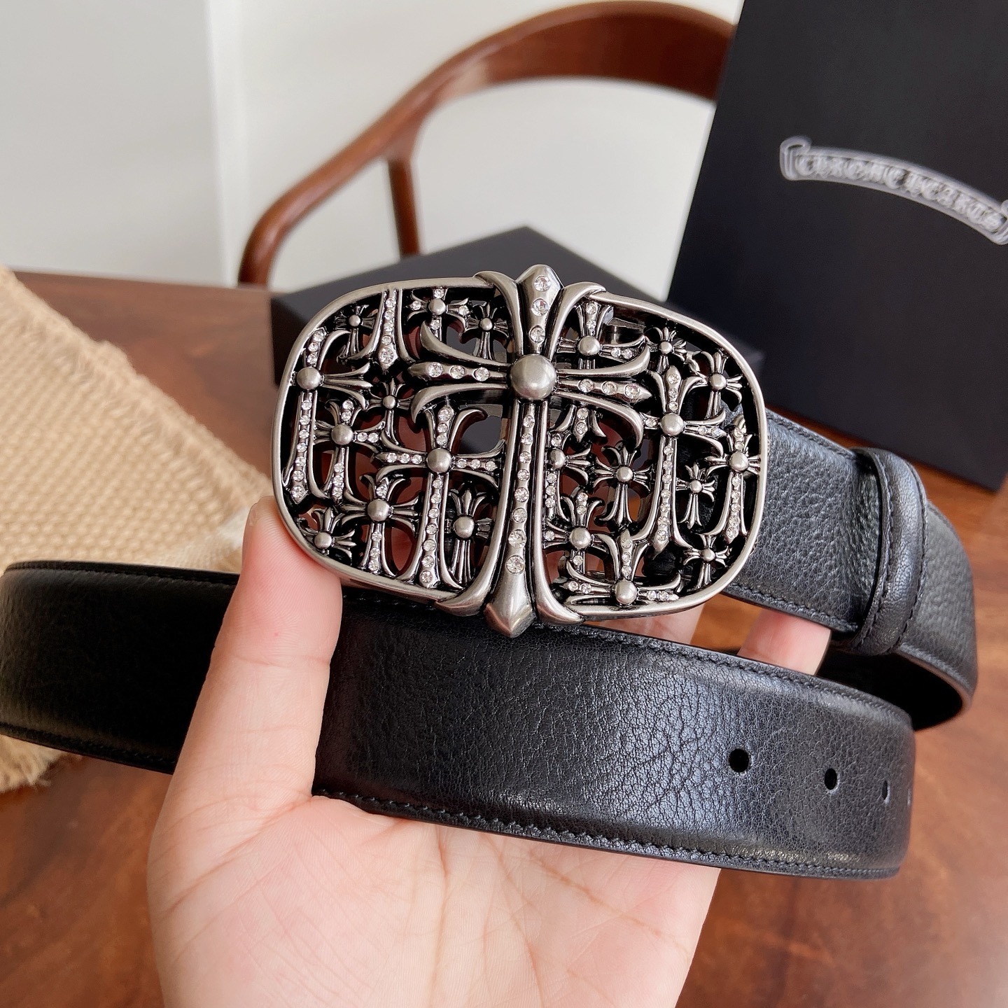 NO:924776,Original Chrome Heart Belt. Diamond-encrusted tomb hardware with original first-layer cowhide, width 3.8 cm. The overall style combines rock punk, goth, street hip-hop and other elements. Three-dimensional carving craftsmanship, same style for men and women. Size 95-125 cm, belt, chrome hearts, cowhide19860909原单 克罗心腰带.镶钻墓葬五金搭配原版头层牛皮,宽度3.8厘米, 整体风格融合了摇滚朋克、哥特、街头嘻哈等元素.立体雕刻匠心工艺,男女同款.尺码95～125厘米,皮带,chrome hearts,cowhide,Belt