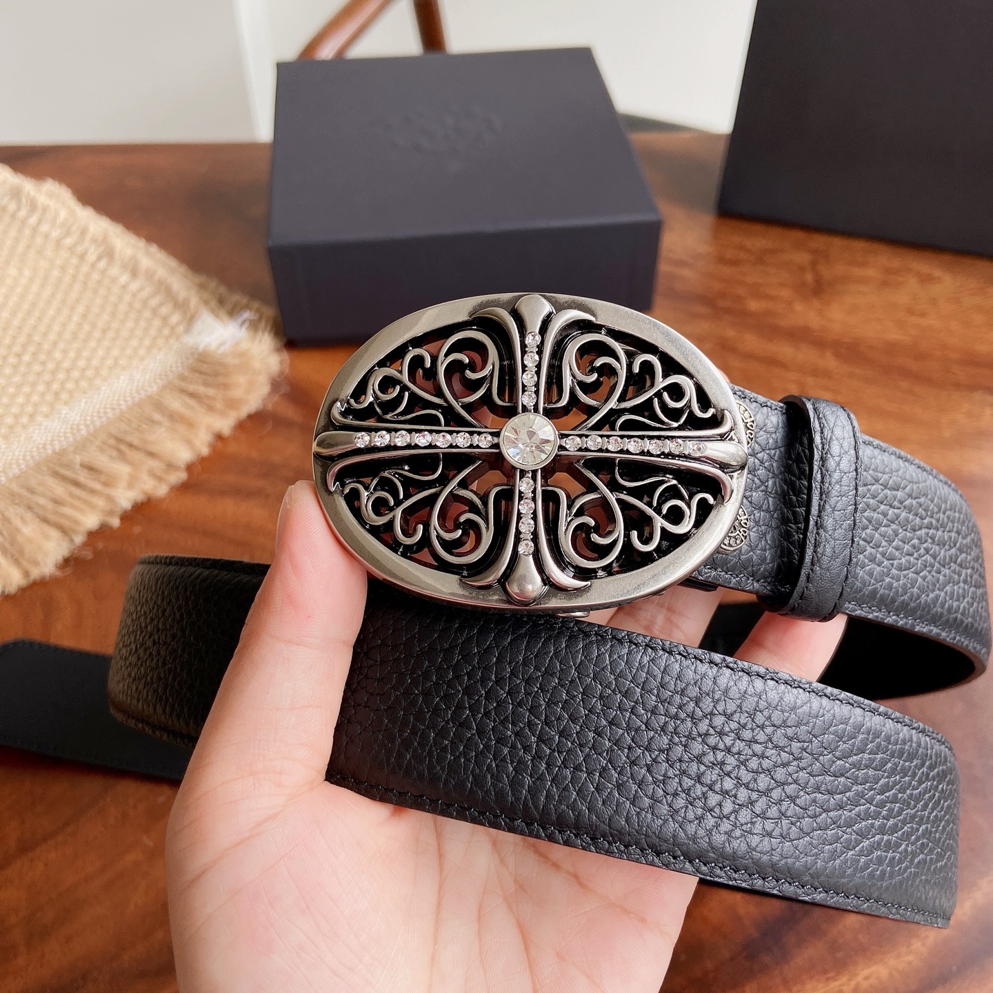 NO:924784,Original order Chrome Hearts Belt. Diamond-encrusted Guardian hardware with pebbled first-layer cowhide, width 3.8 cm. The overall style combines rock punk, goth, street hip-hop and other elements. Three-dimensional carving craftsmanship, same style for men and women. Size 95-125 cm, belt, chrome hearts, cowhide19860909原单 克罗心腰带.镶钻守护者五金搭配荔枝纹头层牛皮,宽度3.8厘米, 整体风格融合了摇滚朋克、哥特、街头嘻哈等元素.立体雕刻匠心工艺,男女同款.尺码95～125厘米,皮带,chrome hearts,cowhide,Belt