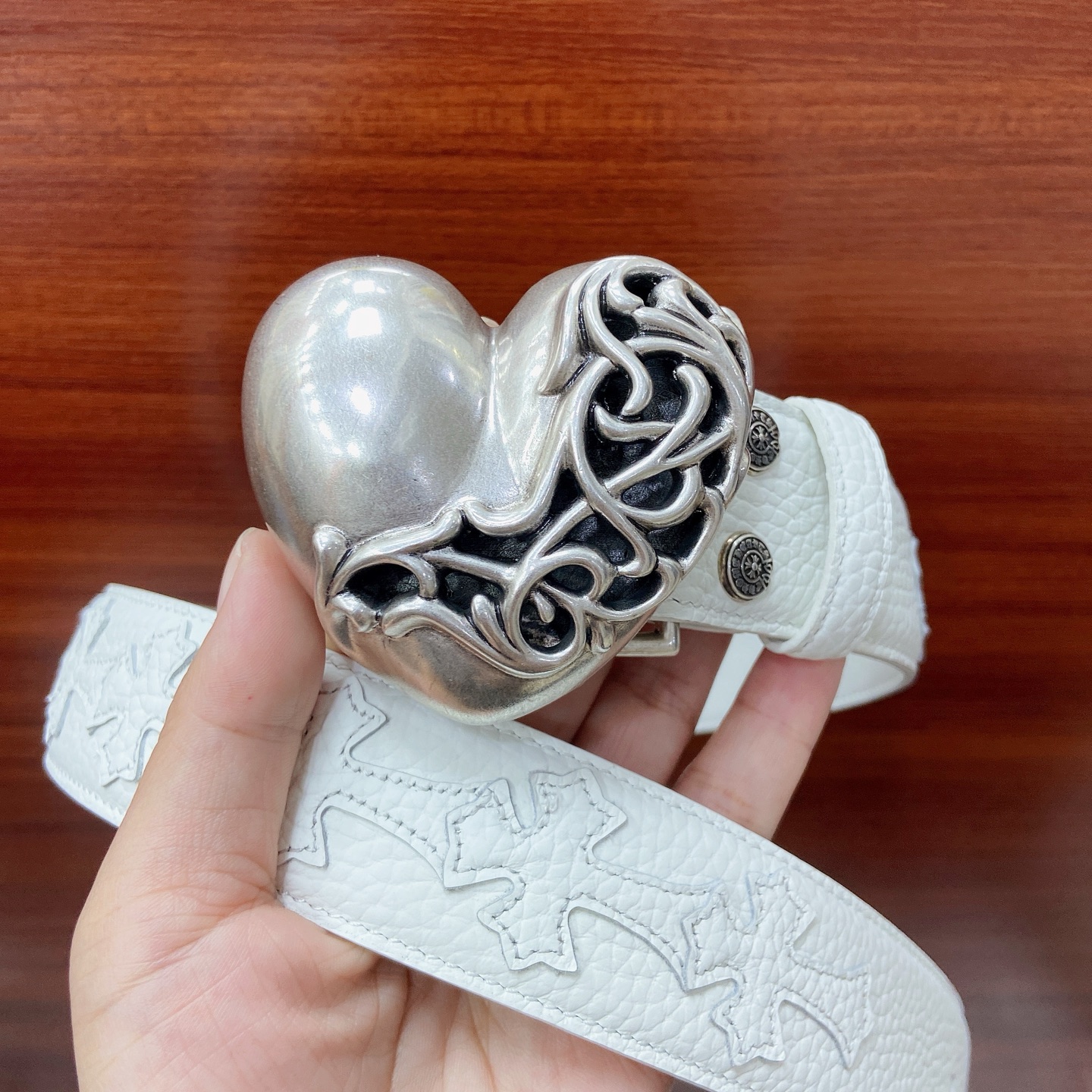 NO:924739,Original order Crow Hearts Cross Flower Belt. Vine peach heart brass plated 925 silver hardware with original waxed first-layer cowhide, width 3.8 cm. The overall style combines rock punk, goth, street hip-hop and other elements. Three-dimensional carving craftsmanship, same style for men and women. Size 95~cm, belt, chrome hearts, cowhide19860909原单 克罗心满十字花腰带.藤蔓桃心黄铜镀925银五金搭配原版油腊头层牛皮,宽度3.8厘米, 整体风格融合了摇滚朋克、哥特、街头嘻哈等元素.立体雕刻匠心工艺,男女同款.尺码95～厘米,皮带,chrome hearts,cowhide,Belt