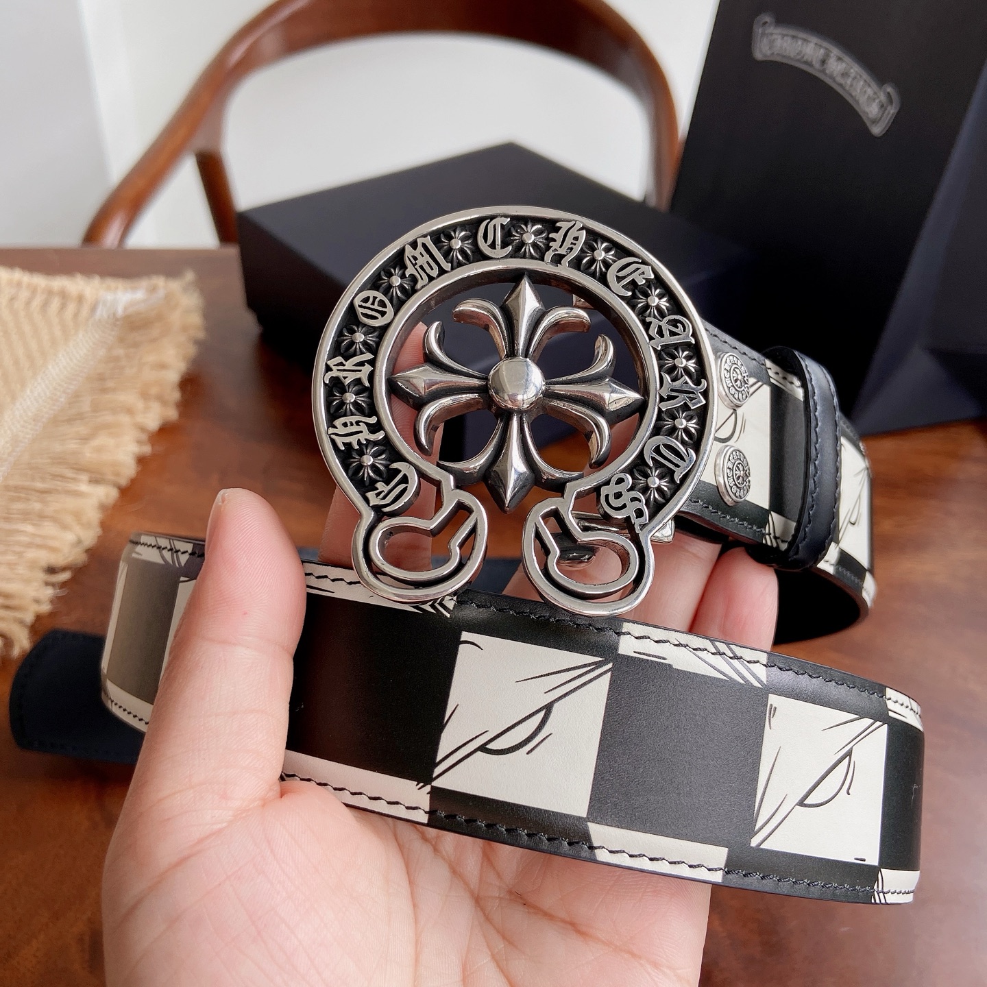 NO:924747,Original order Chrome Hearts Belt. Horseshoe cross pattern brass plated 925 silver hardware with original black and white checkered first-layer cowhide, width 3.8 cm. The overall style combines rock punk, goth, street hip-hop and other elements. Three-dimensional carving craftsmanship, same style for men and women. Size 95~cm, belt, chrome hearts, cowhide19860909原单 克罗心腰带.马蹄十字花黄铜镀925银五金搭配原版黑白格头层牛皮,宽度3.8厘米, 整体风格融合了摇滚朋克、哥特、街头嘻哈等元素.立体雕刻匠心工艺,男女同款.尺码95～厘米,皮带,chrome hearts,cowhide,Belt