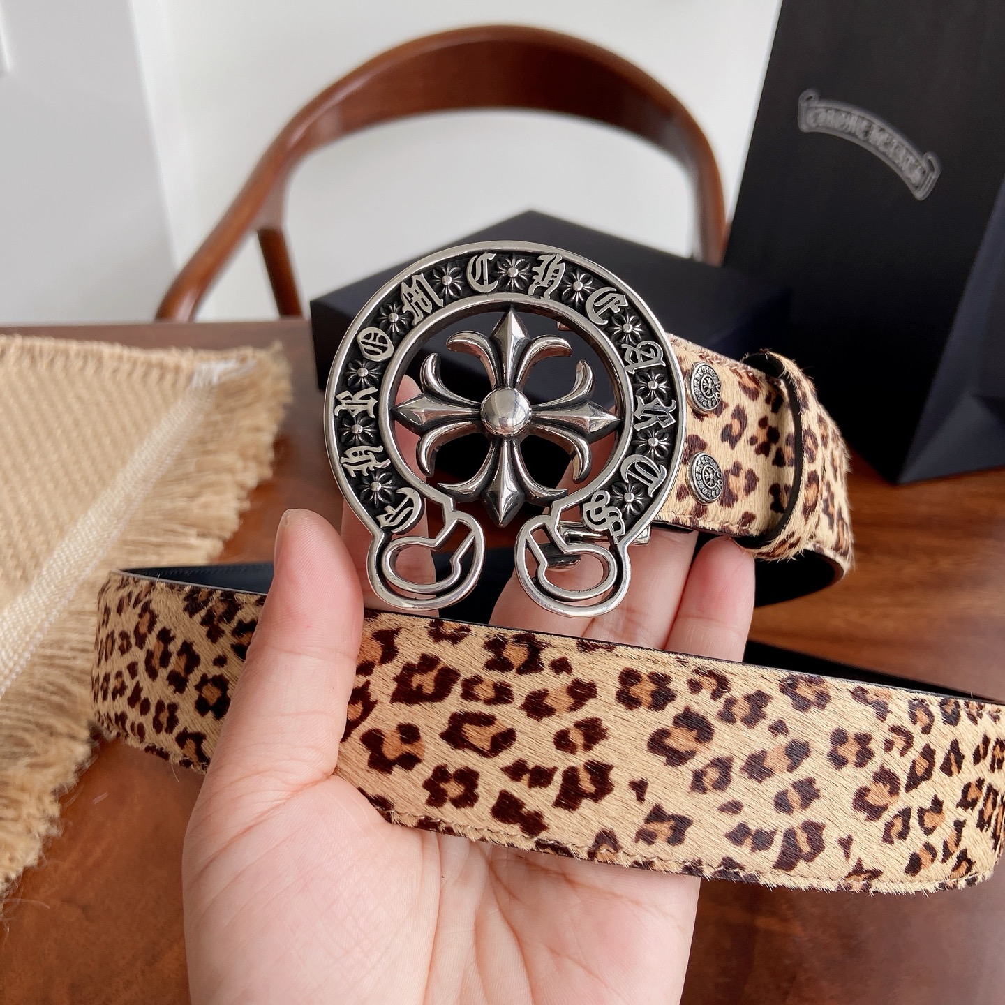NO:924755,Original order Chrome heart belt. Horseshoe cross pattern brass plated 925 silver hardware with original horse hair leopard print first-layer cowhide, width 3.8 cm, the overall style combines rock punk, goth, street hip-hop and other elements. Three-dimensional carving craftsmanship, same style for men and women. Size 95 ~ cm, belt, chrome hearts, cowhide19860909原单 克罗心腰带.马蹄十字花黄铜镀925银五金搭配原版马毛豹纹头层牛皮,宽度3.8厘米, 整体风格融合了摇滚朋克、哥特、街头嘻哈等元素.立体雕刻匠心工艺,男女同款.尺码95～厘米,皮带,chrome hearts,cowhide,Belt