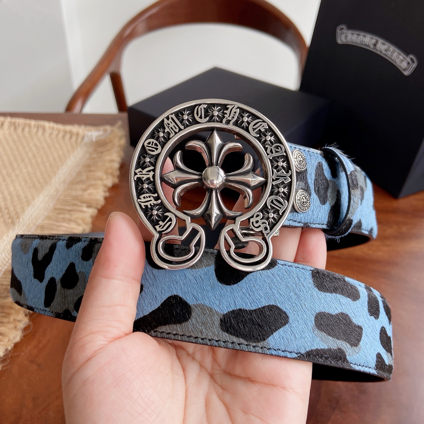 NO:924770,Original order Chrome Hearts Belt. Horseshoe cross pattern brass plated 925 silver hardware with original blue horsehair leopard print first-layer cowhide, width 3.8 cm. The overall style combines rock punk, goth, street hip-hop and other elements. Three-dimensional carving craftsmanship, same style for men and women. Size 95~cm, belt, chrome hearts, cowhide19860909原单 克罗心腰带.马蹄十字花黄铜镀925银五金搭配原版蓝色马毛豹纹头层牛皮,宽度3.8厘米, 整体风格融合了摇滚朋克、哥特、街头嘻哈等元素.立体雕刻匠心工艺,男女同款.尺码95～厘米,皮带,chrome hearts,cowhide,Belt