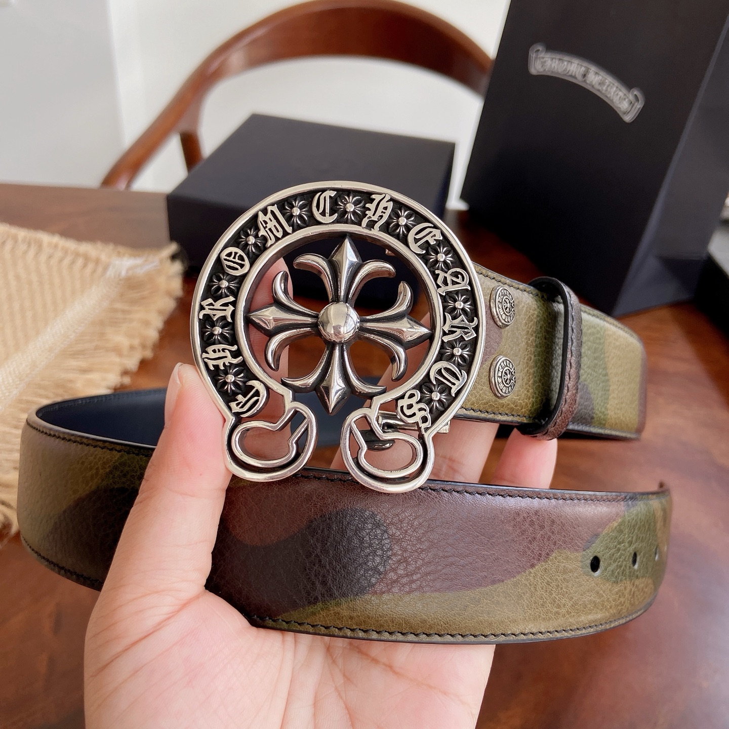 NO:924783,Original order Chrome heart belt. Horseshoe cross pattern brass plated 925 silver hardware with original camouflage first-layer cowhide, width 3.8 cm. The overall style combines rock punk, goth, street hip-hop and other elements. Three-dimensional carving craftsmanship, same style for men and women. Size 95~cm, belt, chrome hearts, cowhide19860909原单 克罗心腰带.马蹄十字花黄铜镀925银五金搭配原版迷彩头层牛皮,宽度3.8厘米, 整体风格融合了摇滚朋克、哥特、街头嘻哈等元素.立体雕刻匠心工艺,男女同款.尺码95～厘米,皮带,chrome hearts,cowhide,Belt