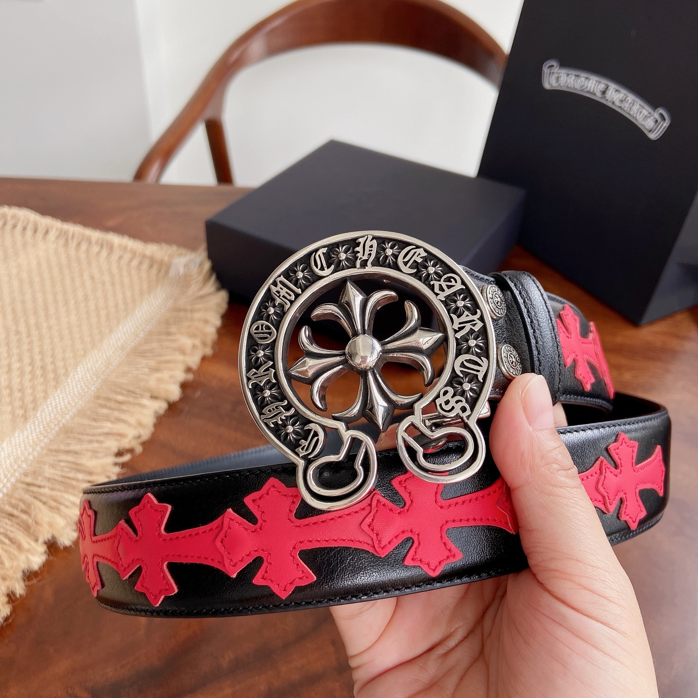 𝐂𝐡𝐫𝐨𝐦𝐞𝐇𝐞𝐚𝐫𝐭𝐬 克罗心满十字花腰带。马蹄十字花黄铜镀925银五金搭配原版油腊头层牛皮，宽度3.8厘米， 整体风