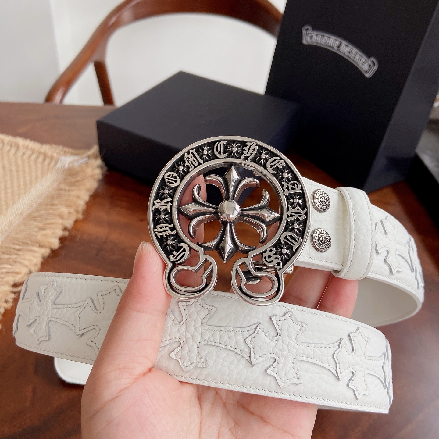 NO:924798,Original order Crow Hearts Cross Flower Belt. Horseshoe cross flower brass plated 925 silver hardware with original waxed first-layer cowhide, width 3.8 cm. The overall style combines rock punk, goth, street hip-hop and other elements. Three-dimensional carving craftsmanship, same style for men and women. Size 95~cm, belt, chrome hearts, cowhide19860909原单 克罗心满十字花腰带.马蹄十字花黄铜镀925银五金搭配原版油腊头层牛皮,宽度3.8厘米, 整体风格融合了摇滚朋克、哥特、街头嘻哈等元素.立体雕刻匠心工艺,男女同款.尺码95～厘米,皮带,chrome hearts,cowhide,Belt