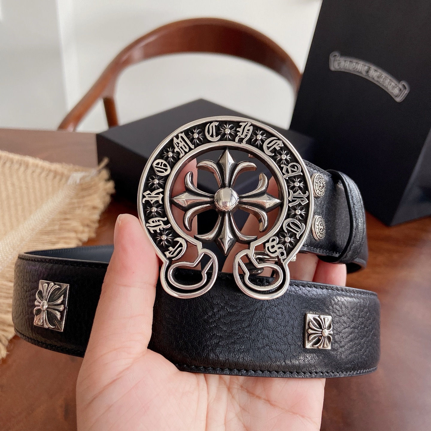 NO:924807,Original order: Crow heart-studded belt. Horseshoe cross pattern brass plated 925 silver hardware with original waxed first-layer cowhide, width 3.8 cm. The overall style combines rock punk, goth, street hip-hop and other elements. Three-dimensional carving craftsmanship, same style for men and women. Size 95~cm, belt, chrome hearts, cowhide19860909原单 克罗心满钉腰带.马蹄十字花黄铜镀925银五金搭配原版油腊头层牛皮,宽度3.8厘米,整体风格融合了摇滚朋克、哥特、街头嘻哈等元素.立体雕刻匠心工艺,男女同款.尺码95～厘米,皮带,chrome hearts,cowhide,Belt