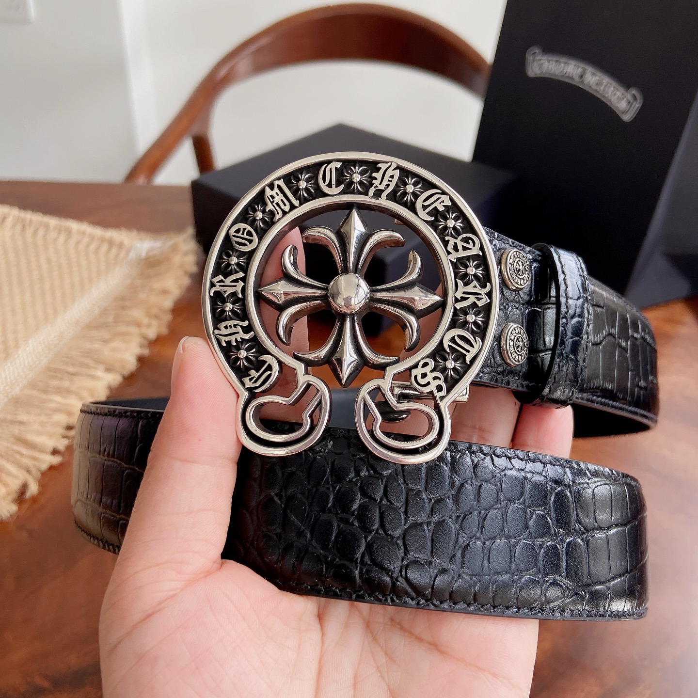 NO:924741,Original order Chrome heart belt. Horseshoe cross pattern brass plated 925 silver hardware with original crocodile head leather, width 3.8 cm, the overall style combines rock punk, goth, street hip-hop and other elements. Three-dimensional carving craftsmanship, same style for men and women. Size 95 ~ cm, belt, chrome hearts, cowhide19860909原单 克罗心腰带.马蹄十字花黄铜镀925银五金搭配原版鳄鱼头层牛皮,宽度3.8厘米,整体风格融合了摇滚朋克、哥特、街头嘻哈等元素.立体雕刻匠心工艺,男女同款.尺码95～厘米,皮带,chrome hearts,cowhide,Belt