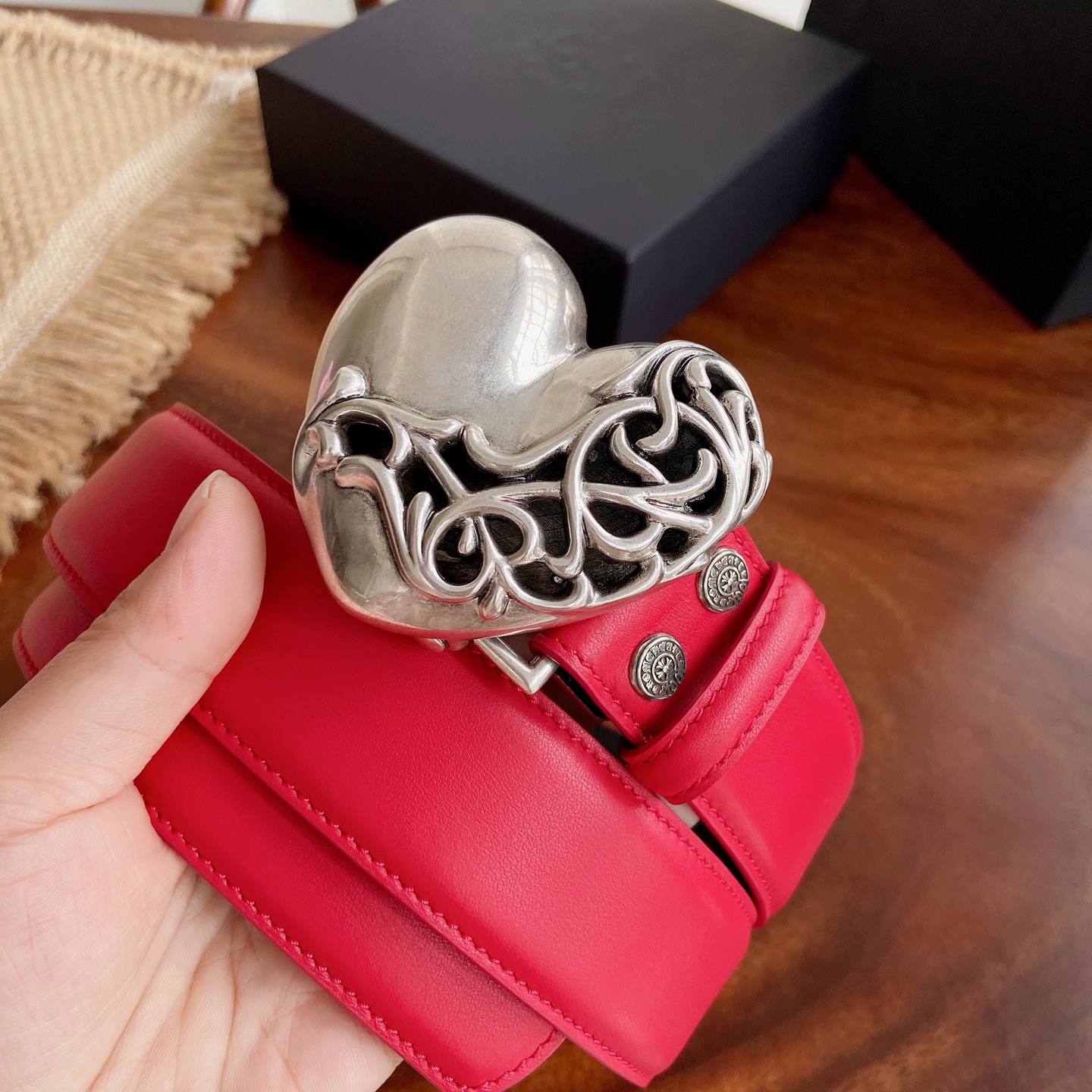 𝐂𝐡𝐫𝐨𝐦𝐞𝐇𝐞𝐚𝐫𝐭𝐬 克罗心腰带。藤蔓桃心♥️黄铜镀925银五金搭配原版油腊头层牛皮，宽度3.8厘米， 整体风格融合