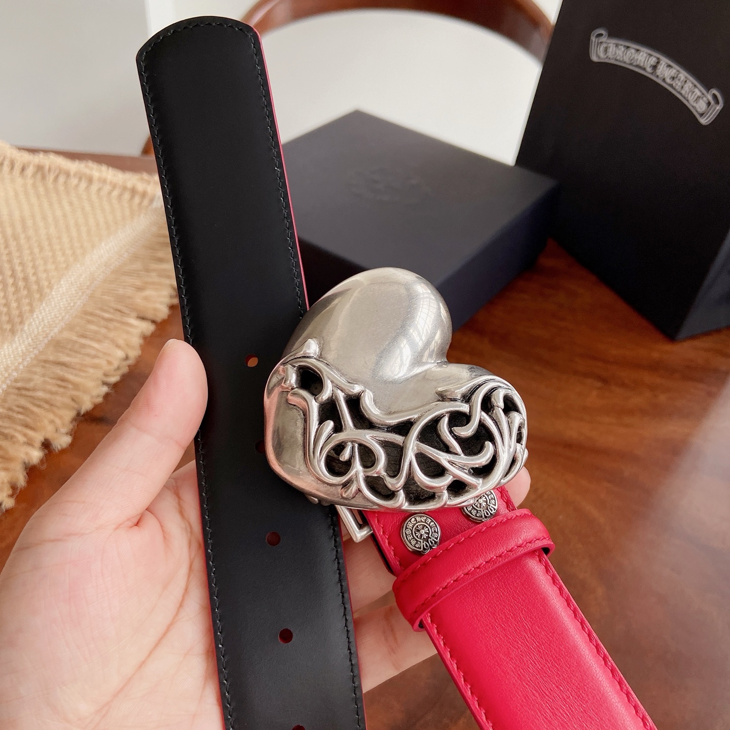 𝐂𝐡𝐫𝐨𝐦𝐞𝐇𝐞𝐚𝐫𝐭𝐬 克罗心腰带。藤蔓桃心♥️黄铜镀925银五金搭配原版油腊头层牛皮，宽度3.8厘米， 整体风格融合