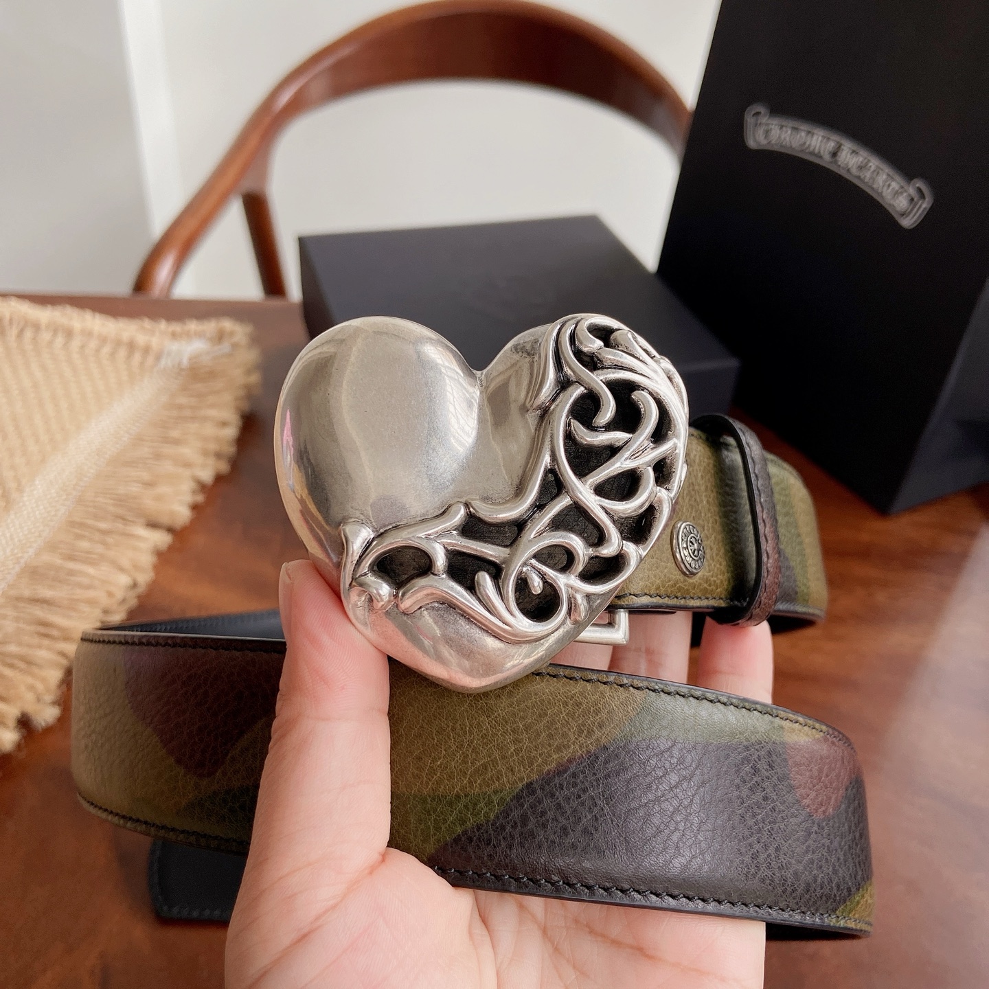 NO:924740,Original order Chrome heart belt. Vine peach heart brass plated 925 silver hardware with original camouflage first-layer cowhide, width 3.8 cm. The overall style combines rock punk, goth, street hip-hop and other elements. Three-dimensional carving craftsmanship, same style for men and women. Size 95~125 cm, belt, chrome hearts, cowhide19860909原单 克罗心腰带.藤蔓桃心黄铜镀925银五金搭配原版迷彩头层牛皮,宽度3.8厘米, 整体风格融合了摇滚朋克、哥特、街头嘻哈等元素.立体雕刻匠心工艺,男女同款.尺码95～125厘米,皮带,chrome hearts,cowhide,Belt