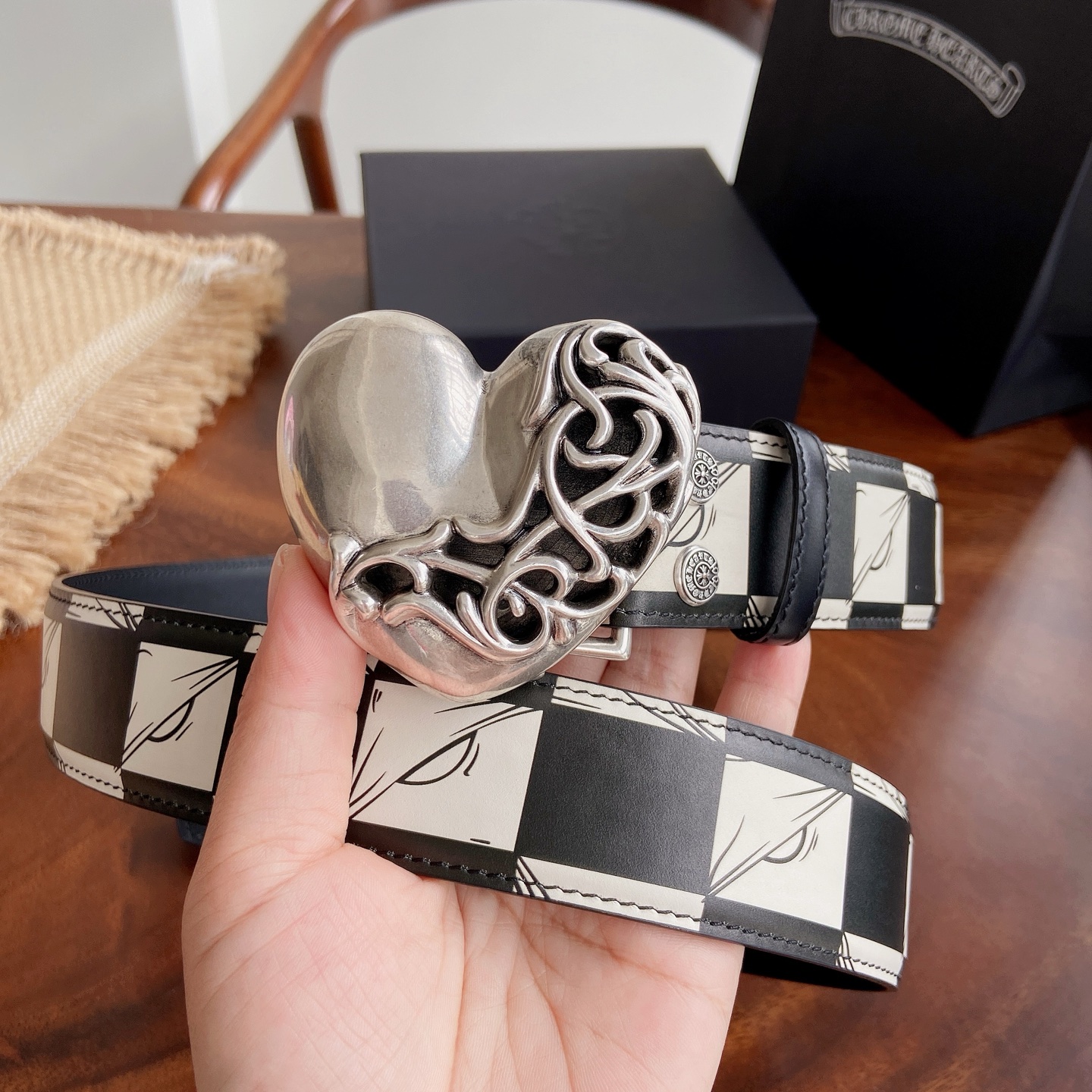 NO:924764,Original Chrome Heart Belt. Vine peach heart brass plated 925 silver hardware with original black and white checkered first-layer cowhide. Width 3.8 cm. The overall style combines rock punk, goth, street hip-hop and other elements. Three-dimensional carving craftsmanship, same style for men and women. Size 95-125 cm, belt, chrome hearts, cowhide19860909原单 克罗心腰带.藤蔓桃心黄铜镀925银五金搭配原版黑白格头层牛皮,宽度3.8厘米, 整体风格融合了摇滚朋克、哥特、街头嘻哈等元素.立体雕刻匠心工艺,男女同款.尺码95～125厘米,皮带,chrome hearts,cowhide,Belt