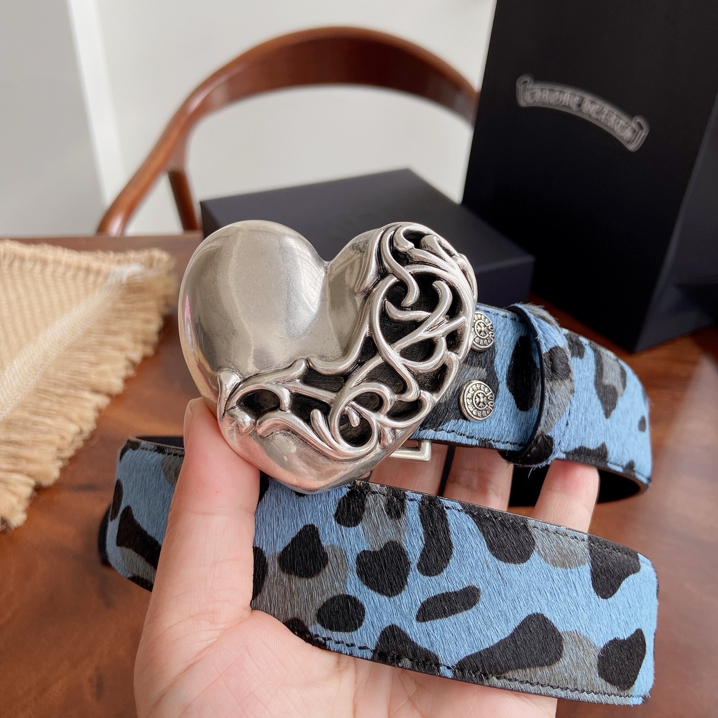 NO:924771,Original Chrome Heart Belt. Vine peach heart brass plated 925 silver hardware with original blue horsehair leopard print first-layer cowhide. Width 3.8 cm. The overall style combines rock punk, goth, street hip-hop and other elements. Three-dimensional carving craftsmanship, same style for men and women. Size 95-125 cm, belt, chrome hearts, cowhide19860909原单 克罗心腰带.藤蔓桃心黄铜镀925银五金搭配原版蓝色马毛豹纹头层牛皮,宽度3.8厘米, 整体风格融合了摇滚朋克、哥特、街头嘻哈等元素.立体雕刻匠心工艺,男女同款.尺码95～125厘米,皮带,chrome hearts,cowhide,Belt