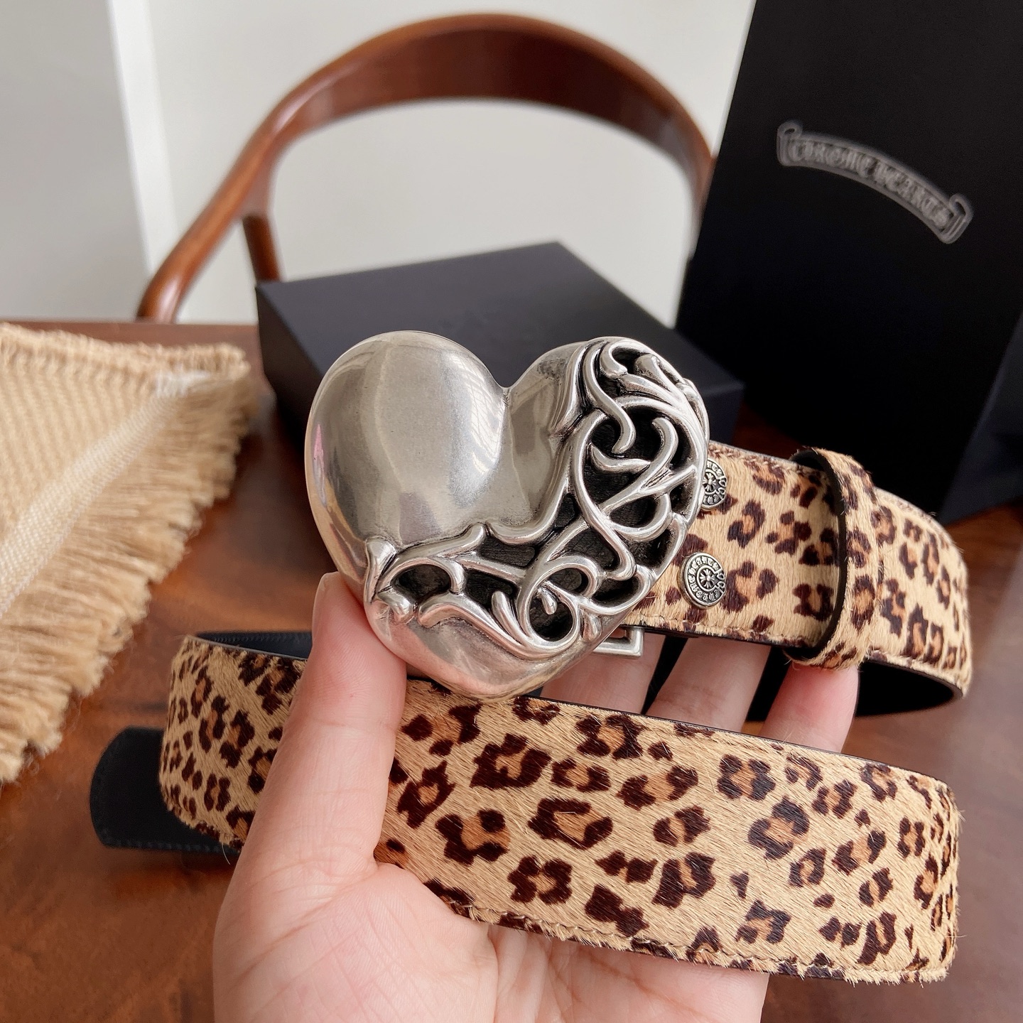 NO:924757,Original order Chrome Heart Belt. Vine peach heart brass plated 925 silver hardware with original horse hair leopard print first-layer cowhide, width 3.8 cm, the overall style combines rock punk, goth, street hip-hop and other elements. Three-dimensional carving craftsmanship, same style for men and women. Size 95 ~ cm, belt, chrome hearts, cowhide19860909原单 克罗心腰带.藤蔓桃心黄铜镀925银五金搭配原版马毛豹纹头层牛皮,宽度3.8厘米, 整体风格融合了摇滚朋克、哥特、街头嘻哈等元素.立体雕刻匠心工艺,男女同款.尺码95～厘米,皮带,chrome hearts,cowhide,Belt