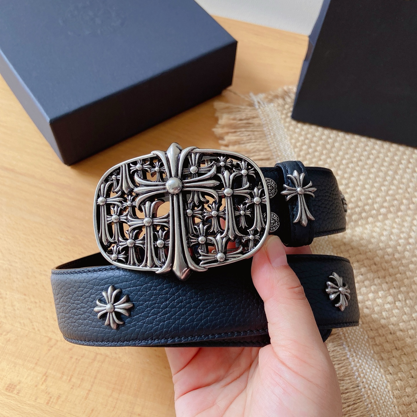 𝐂𝐡𝐫𝐨𝐦𝐞𝐇𝐞𝐚𝐫𝐭𝐬 克罗心满钉腰带。墓葬精品五金搭配原版皮头层牛皮，宽度3.8厘米， 整体风格融合了摇滚朋克、哥特