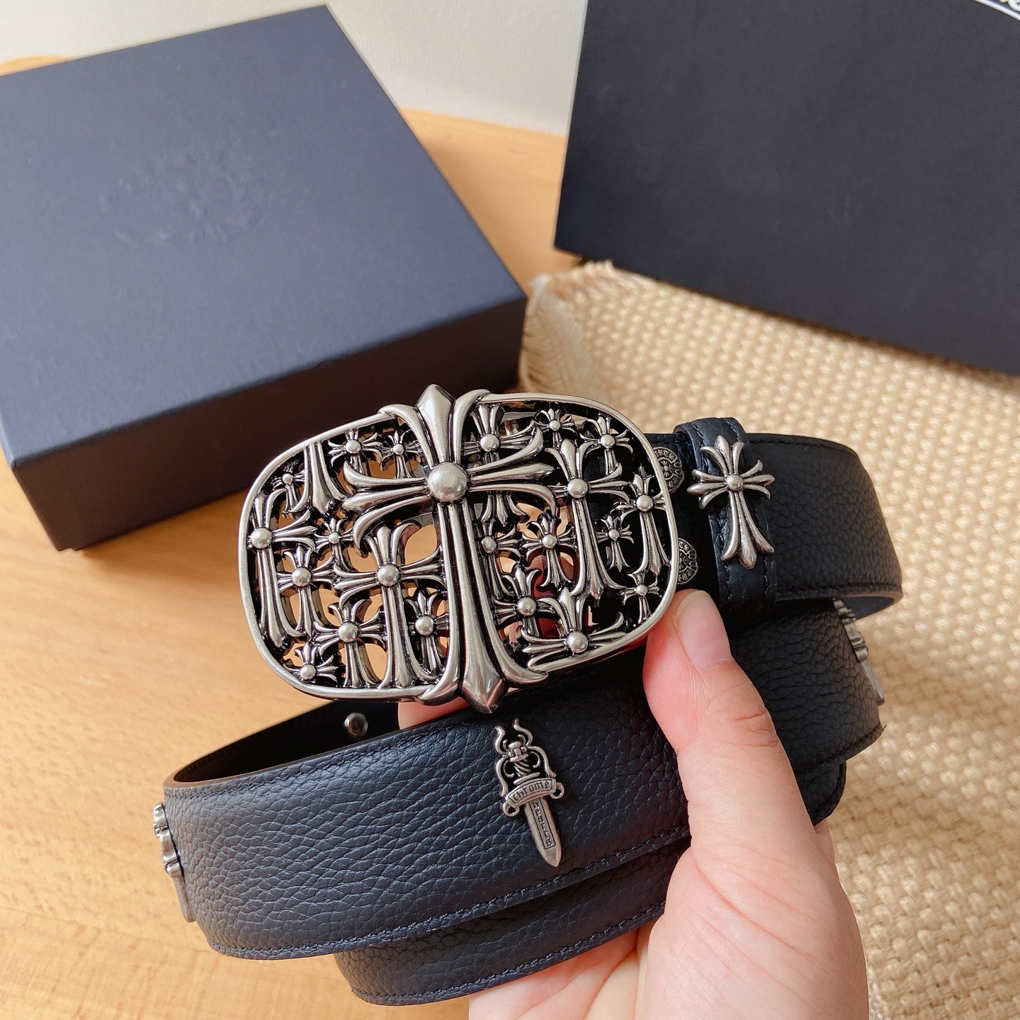 𝐂𝐡𝐫𝐨𝐦𝐞𝐇𝐞𝐚𝐫𝐭𝐬 克罗心满钉腰带。墓葬精品五金搭配原版皮头层牛皮，宽度3.8厘米， 整体风格融合了摇滚朋克、哥特