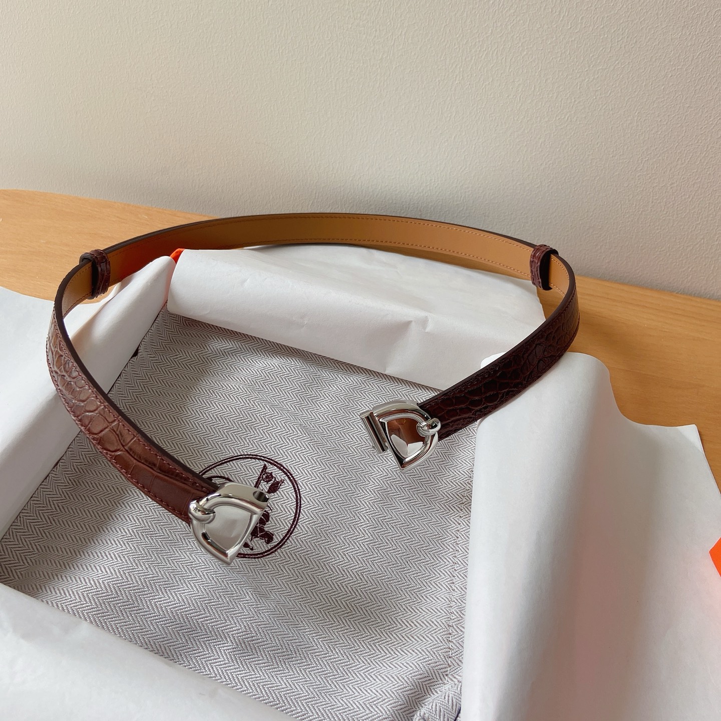 HERMES 18mm腰帶 腰封 猪鼻子精品五金 搭配高光鳄鱼纹小牛皮，优雅时尚，均码可伸缩， 