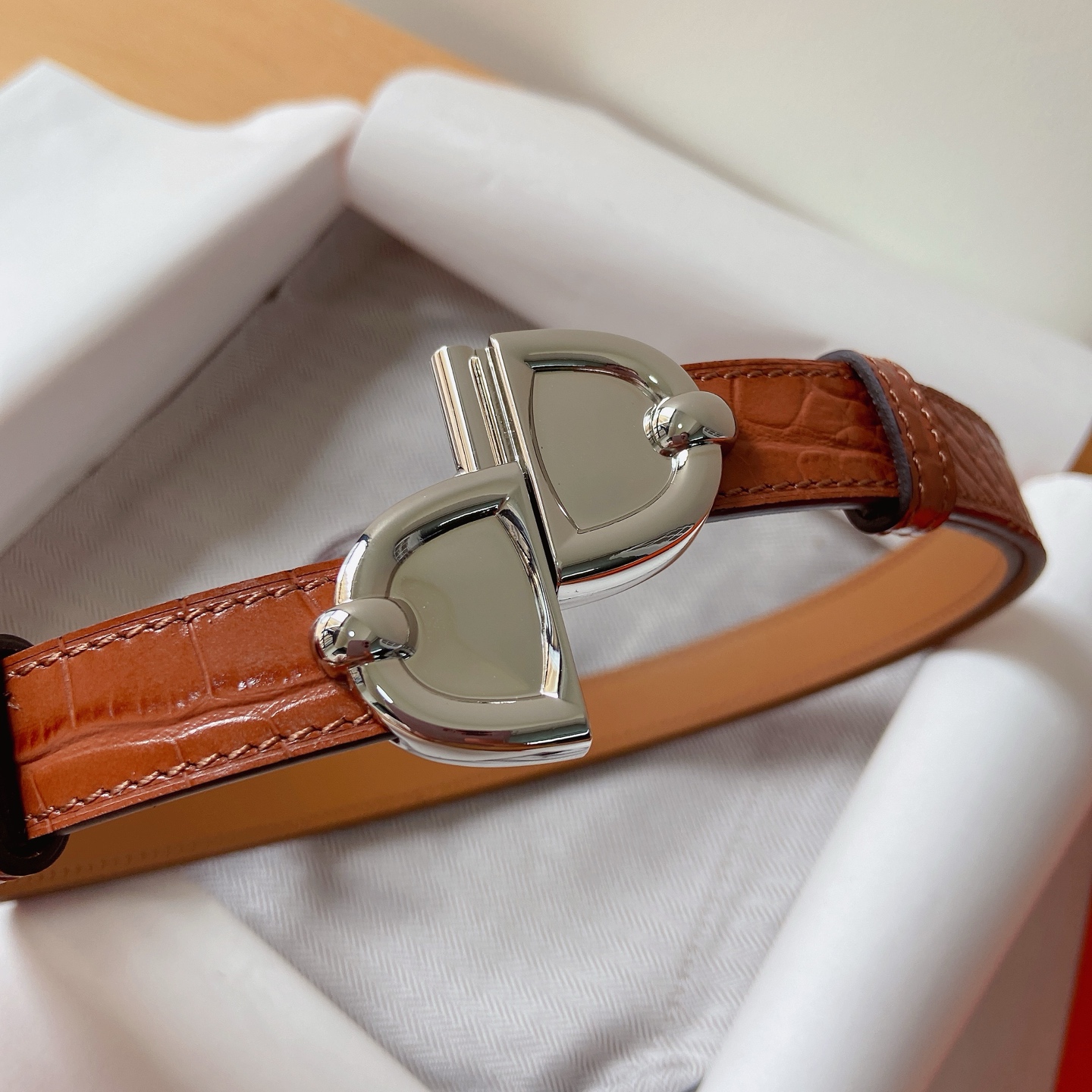 HERMES 18mm腰帶 腰封 猪鼻子精品五金 搭配高光鳄鱼纹小牛皮，优雅时尚，均码可伸缩， 