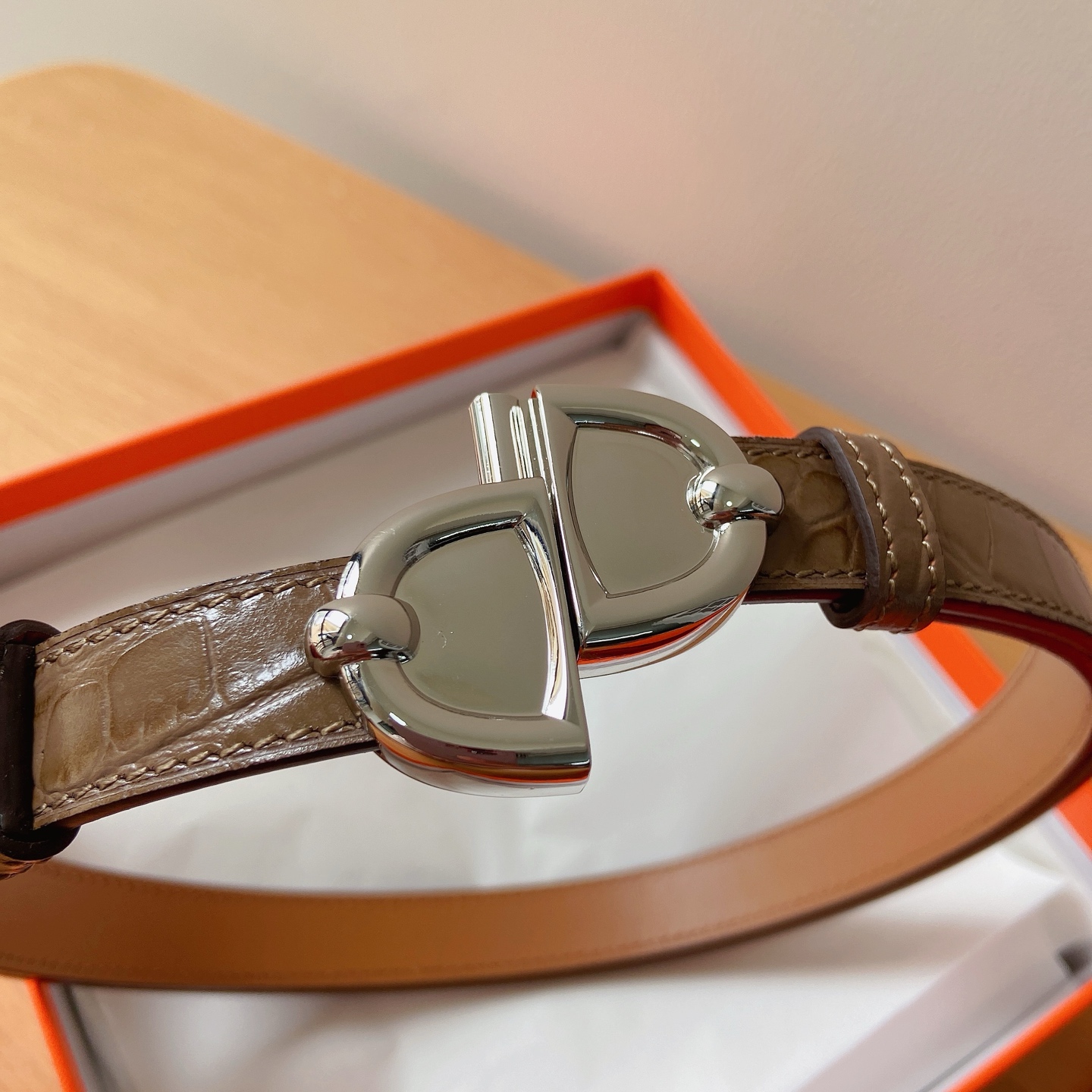 HERMES 18mm腰帶 腰封 猪鼻子精品五金 搭配高光鳄鱼纹小牛皮，优雅时尚，均码可伸缩， 