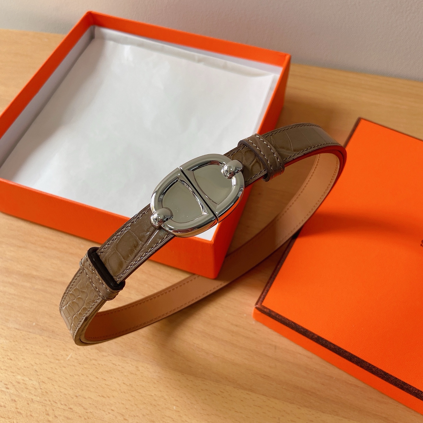 HERMES 18mm腰帶 腰封 猪鼻子精品五金 搭配高光鳄鱼纹小牛皮，优雅时尚，均码可伸缩， 