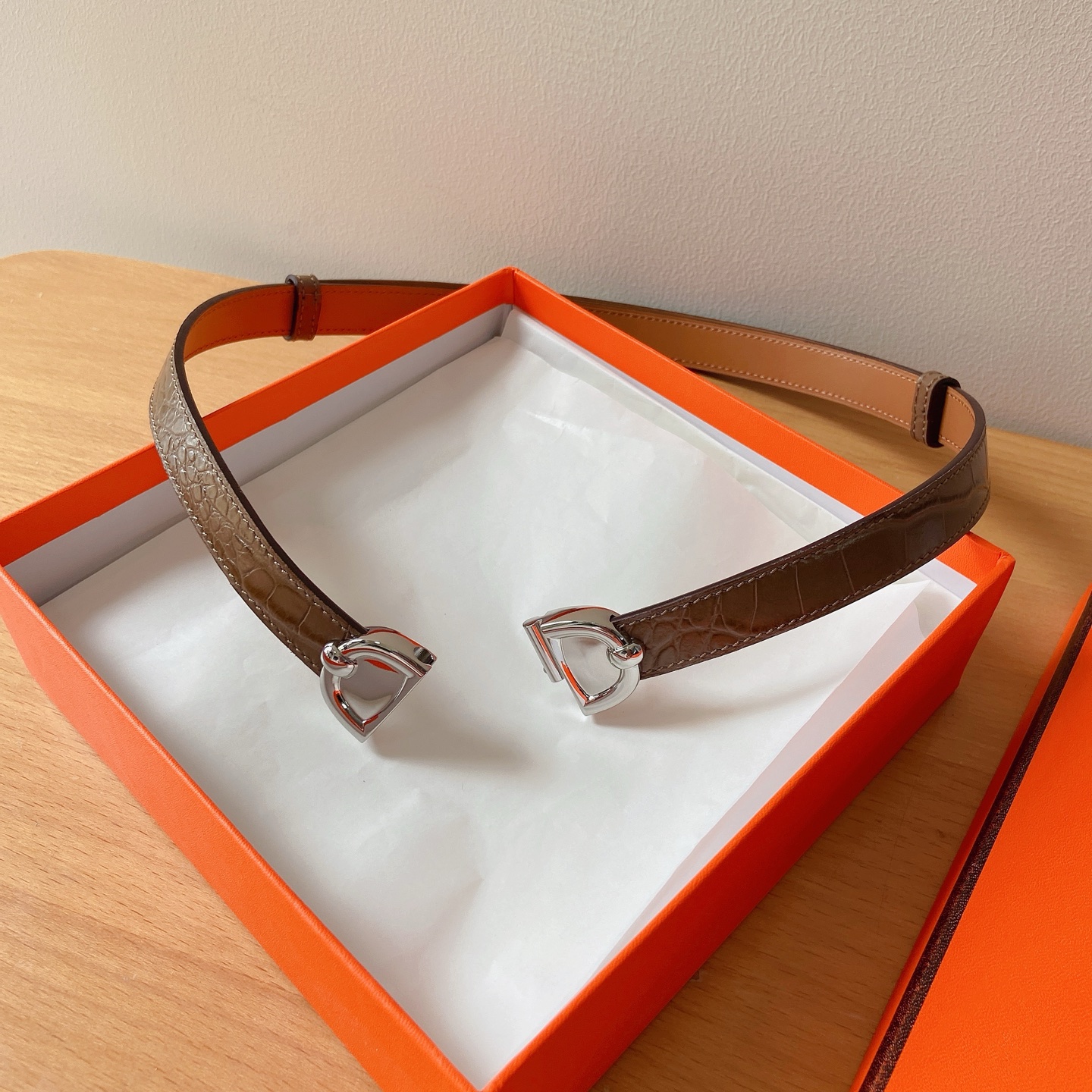 HERMES 18mm腰帶 腰封 猪鼻子精品五金 搭配高光鳄鱼纹小牛皮，优雅时尚，均码可伸缩， 