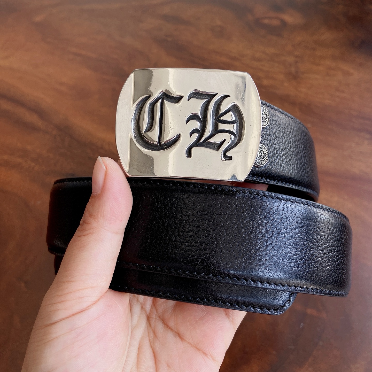 𝐂𝐡𝐫𝐨𝐦𝐞𝐇𝐞𝐚𝐫𝐭𝐬 克罗心腰带。CH黄铜镀925银五金搭配原版油腊头层牛皮，宽度3.8厘米， 整体风格融合了摇滚朋
