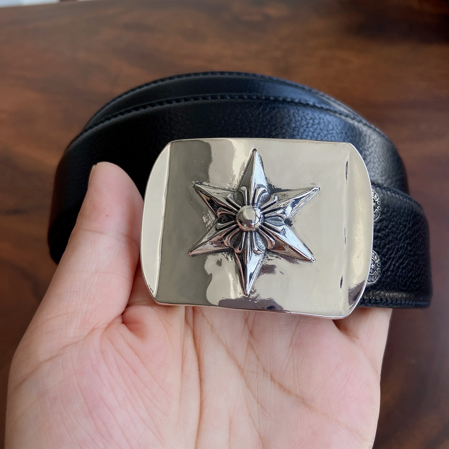 𝐂𝐡𝐫𝐨𝐦𝐞𝐇𝐞𝐚𝐫𝐭𝐬 克罗心腰带。六芒星🔯黄铜镀925银五金搭配原版油腊头层牛皮，宽度3.8厘米， 整体风格融合了摇