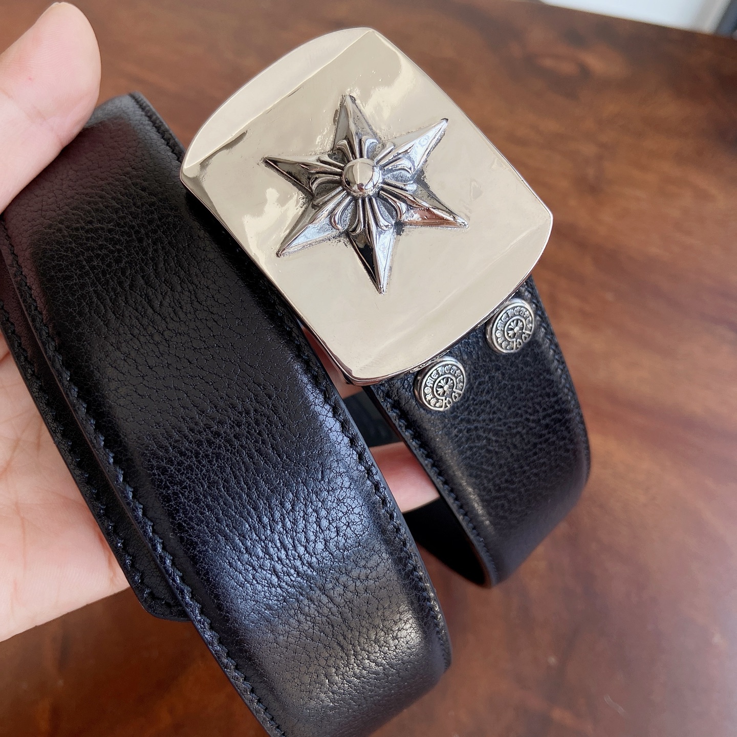 𝐂𝐡𝐫𝐨𝐦𝐞𝐇𝐞𝐚𝐫𝐭𝐬 克罗心腰带。六芒星🔯黄铜镀925银五金搭配原版油腊头层牛皮，宽度3.8厘米， 整体风格融合了摇