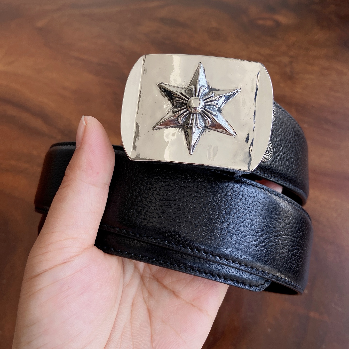 𝐂𝐡𝐫𝐨𝐦𝐞𝐇𝐞𝐚𝐫𝐭𝐬 克罗心腰带。六芒星🔯黄铜镀925银五金搭配原版油腊头层牛皮，宽度3.8厘米， 整体风格融合了摇