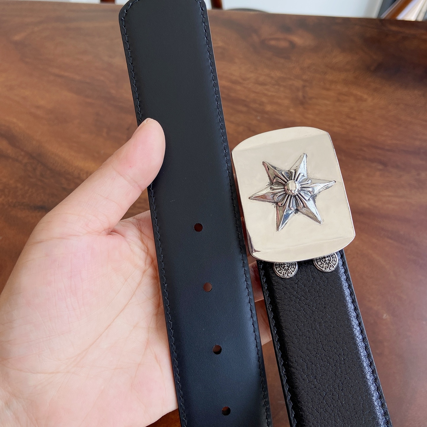 𝐂𝐡𝐫𝐨𝐦𝐞𝐇𝐞𝐚𝐫𝐭𝐬 克罗心腰带。六芒星🔯黄铜镀925银五金搭配原版油腊头层牛皮，宽度3.8厘米， 整体风格融合了摇