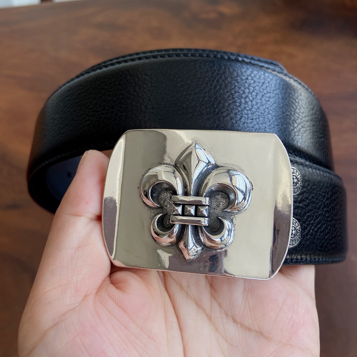 𝐂𝐡𝐫𝐨𝐦𝐞𝐇𝐞𝐚𝐫𝐭𝐬 克罗心腰带。鸢尾花⚜️黄铜镀925银五金搭配原版油腊头层牛皮，宽度3.8厘米， 整体风格融合了