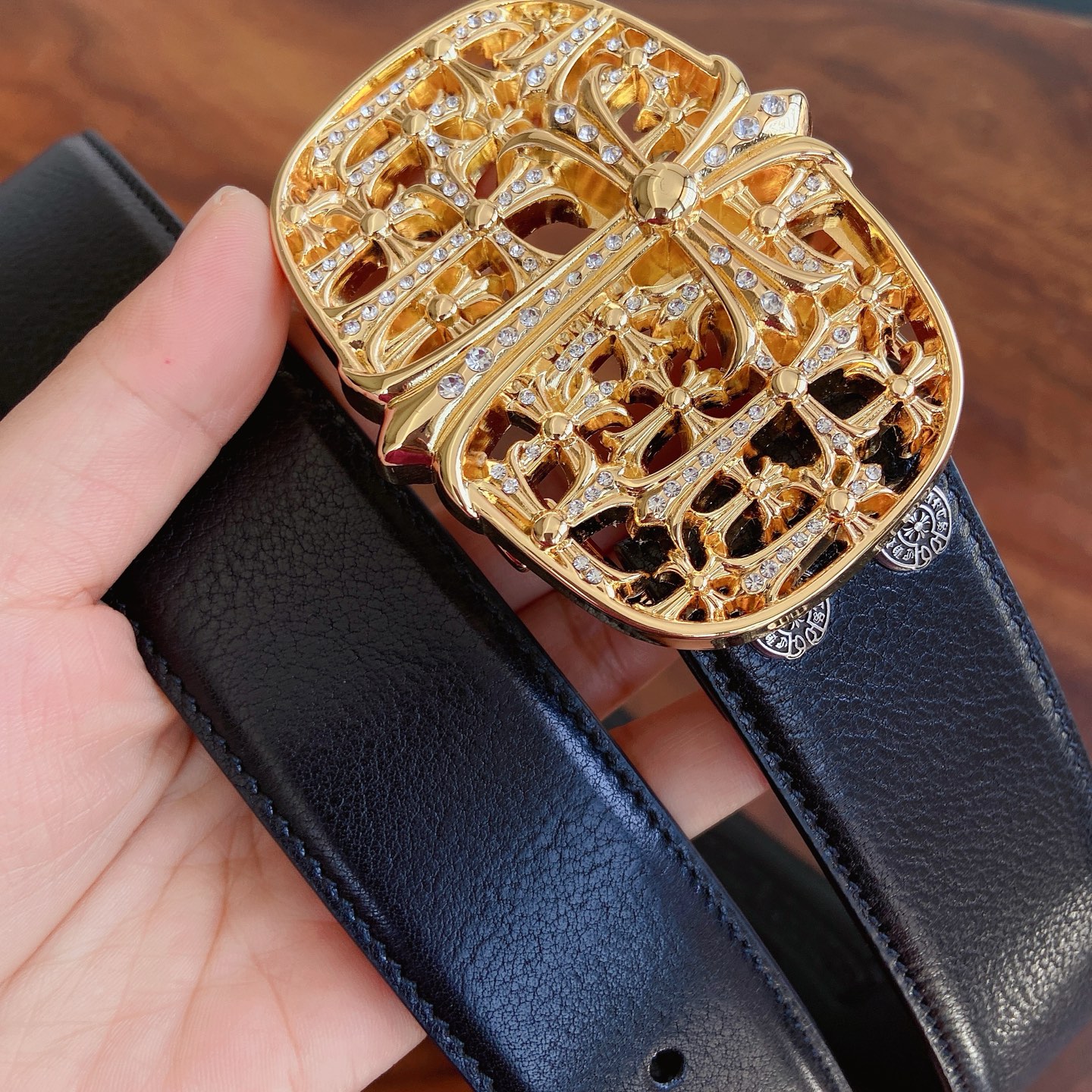 𝐂𝐡𝐫𝐨𝐦𝐞𝐇𝐞𝐚𝐫𝐭𝐬 克罗心腰带。镶钻墓葬五金搭配原版皮头层牛皮，宽度3.8厘米， 整体风格融合了摇滚朋克、哥特、街