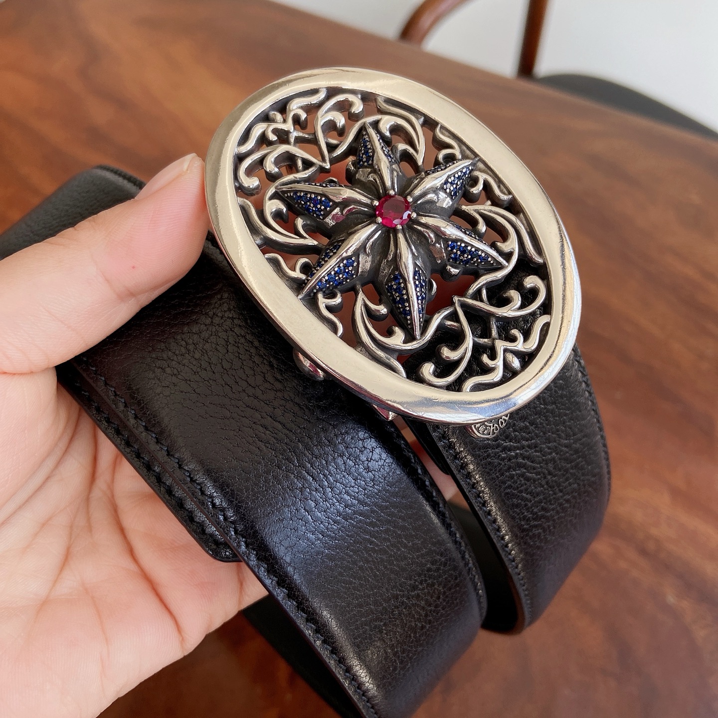 𝐂𝐡𝐫𝐨𝐦𝐞𝐇𝐞𝐚𝐫𝐭𝐬 克罗心腰带。镶钻六芒星🔯纯铜镀925银五金搭配原版皮头层牛皮，宽度3.8厘米，整体风格融合了摇