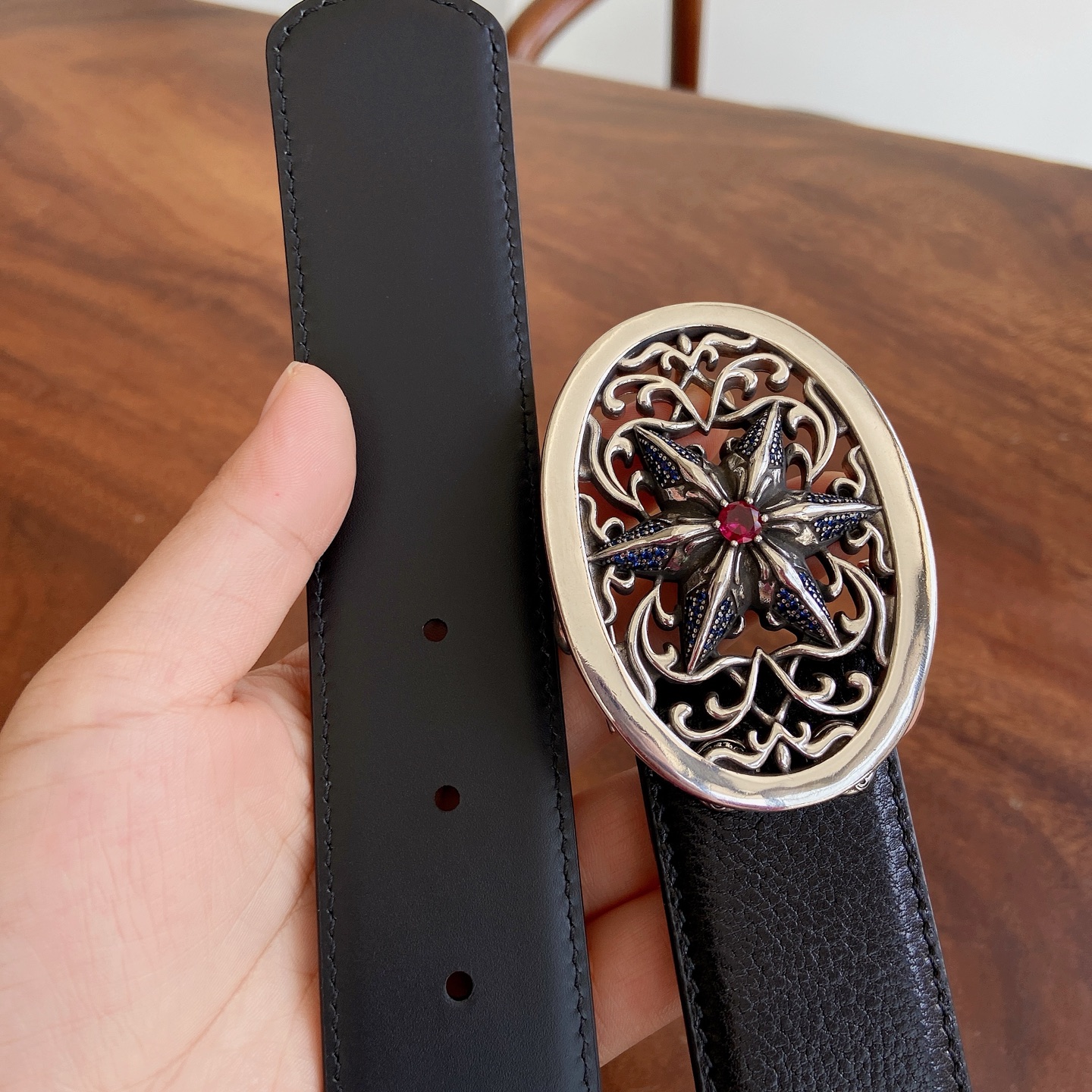 𝐂𝐡𝐫𝐨𝐦𝐞𝐇𝐞𝐚𝐫𝐭𝐬 克罗心腰带。镶钻六芒星🔯纯铜镀925银五金搭配原版皮头层牛皮，宽度3.8厘米，整体风格融合了摇