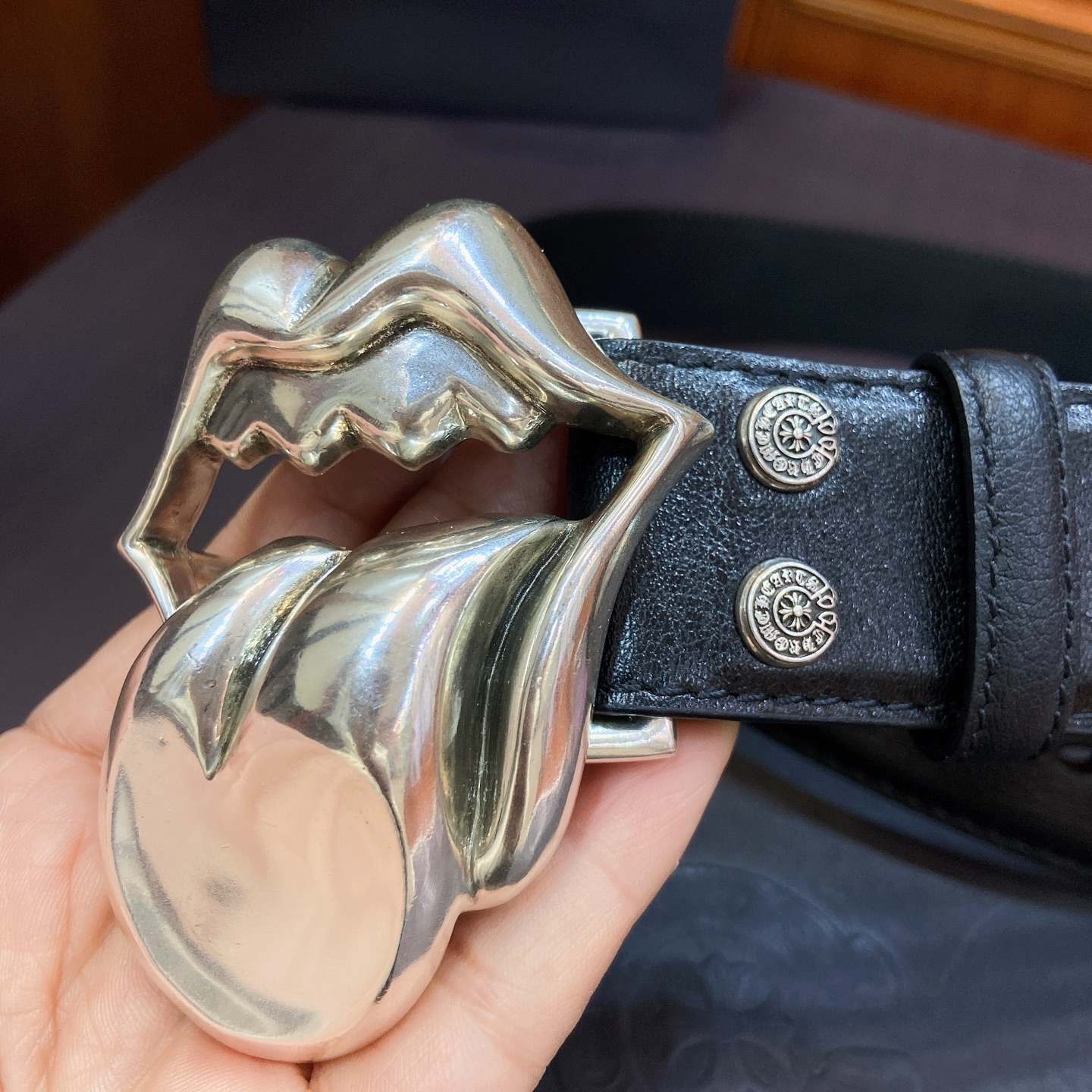𝐂𝐡𝐫𝐨𝐦𝐞𝐇𝐞𝐚𝐫𝐭𝐬 克罗心满十字花腰带。滚石大舌头👅黄铜镀925银五金搭配原版油腊头层牛皮，宽度3.8厘米， 整体