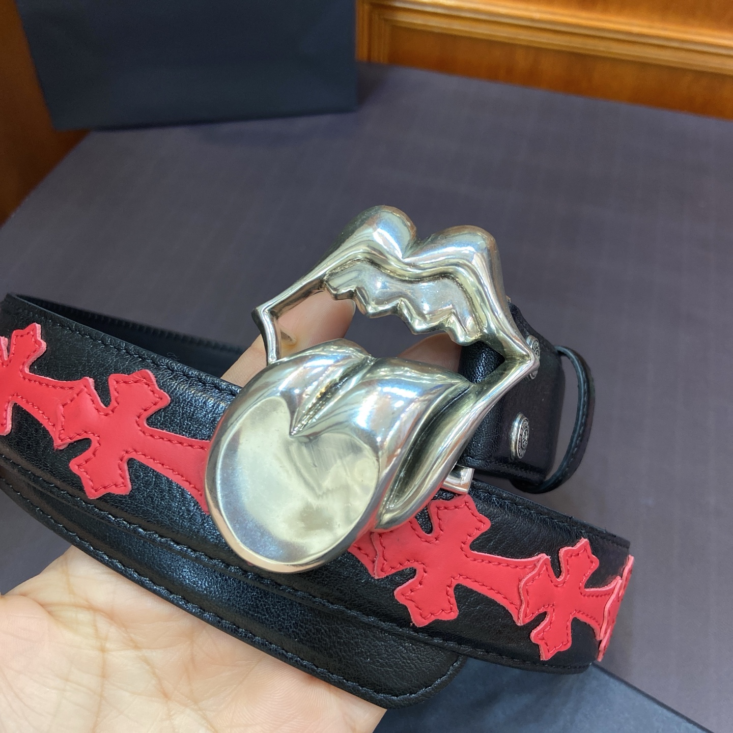 𝐂𝐡𝐫𝐨𝐦𝐞𝐇𝐞𝐚𝐫𝐭𝐬 克罗心满十字花腰带。滚石大舌头👅黄铜镀925银五金搭配原版油腊头层牛皮，宽度3.8厘米， 整体
